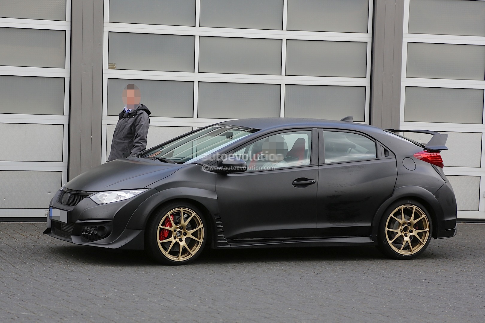 2015 - [Honda] Civic Type R. - Page 3 New-honda-civic-typer-r-spied-testing-against-mercedes-a45-amg_19