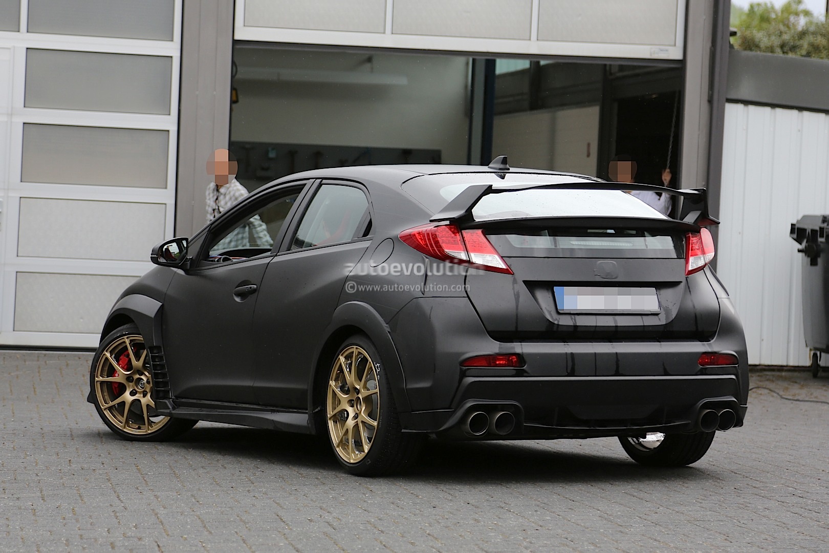 2015 - [Honda] Civic Type R. - Page 3 New-honda-civic-typer-r-spied-testing-against-mercedes-a45-amg_3