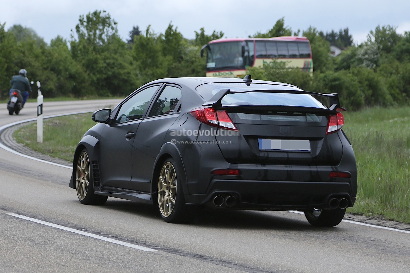 2015 - [Honda] Civic Type R. - Page 3 New-honda-civic-typer-r-spied-testing-against-mercedes-a45-amg_5