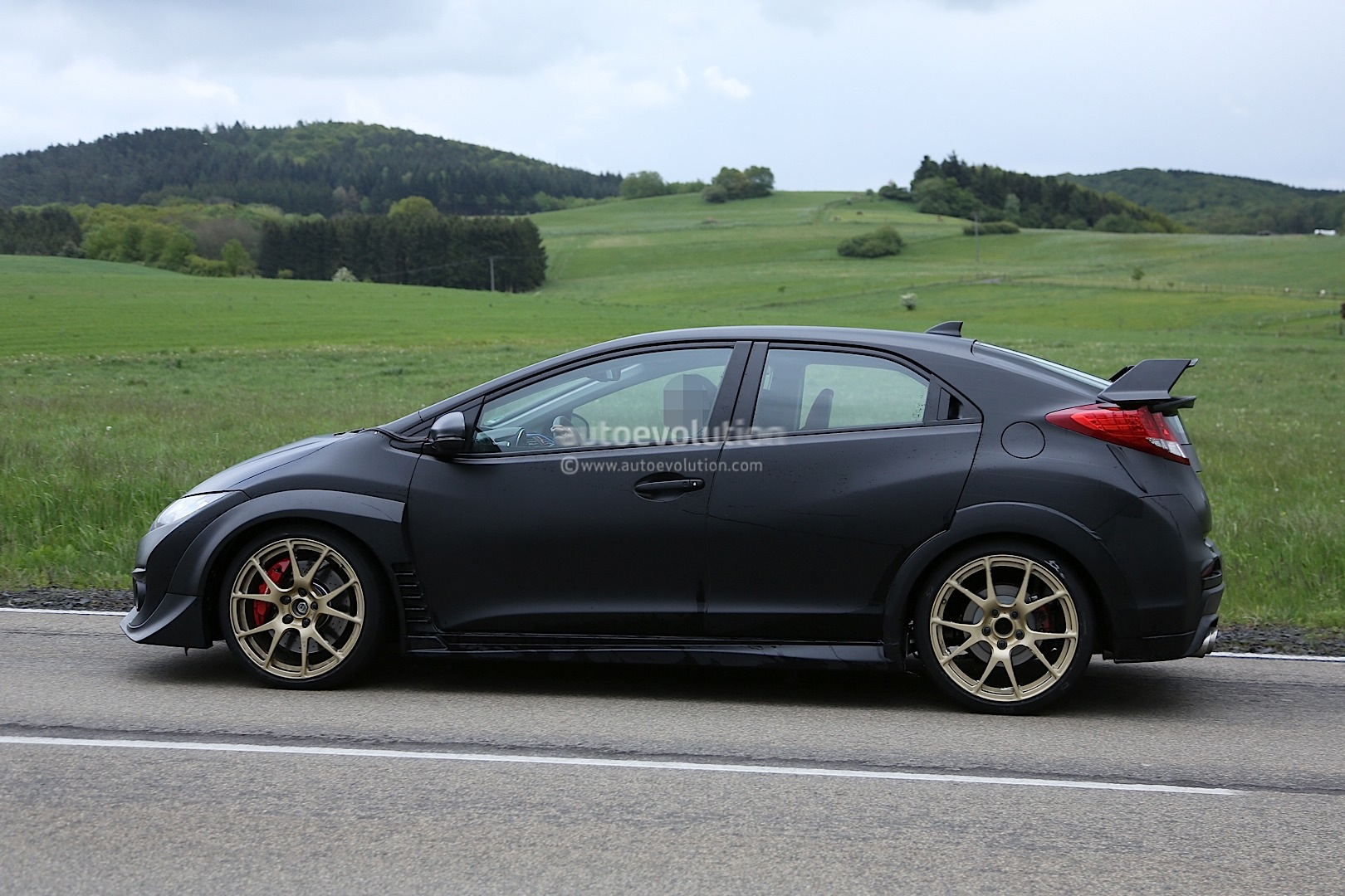 2015 - [Honda] Civic Type R. - Page 3 New-honda-civic-typer-r-spied-testing-against-mercedes-a45-amg_7