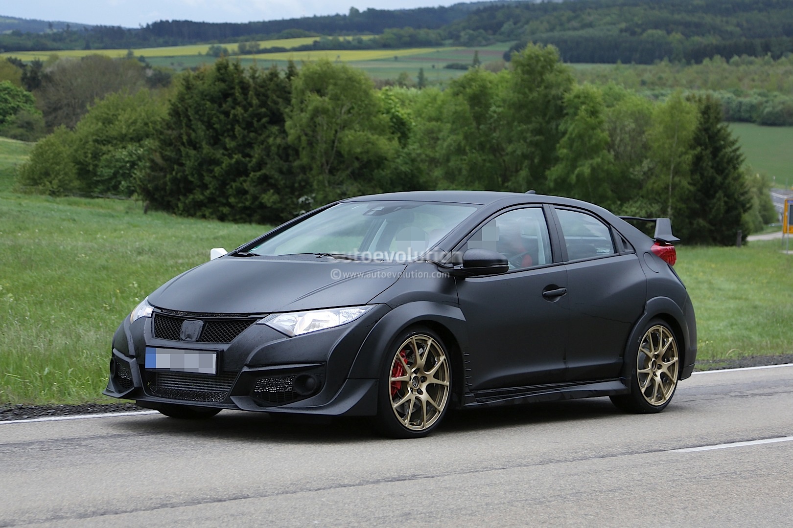 2015 - [Honda] Civic Type R. - Page 3 New-honda-civic-typer-r-spied-testing-against-mercedes-a45-amg_9