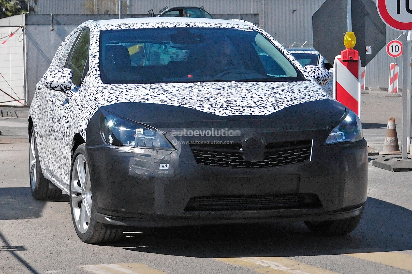 2015 - [Opel] Astra V [K] - Page 4 New-opel-astra-k-7th-generation-spied-in-detail-photo-gallery_1