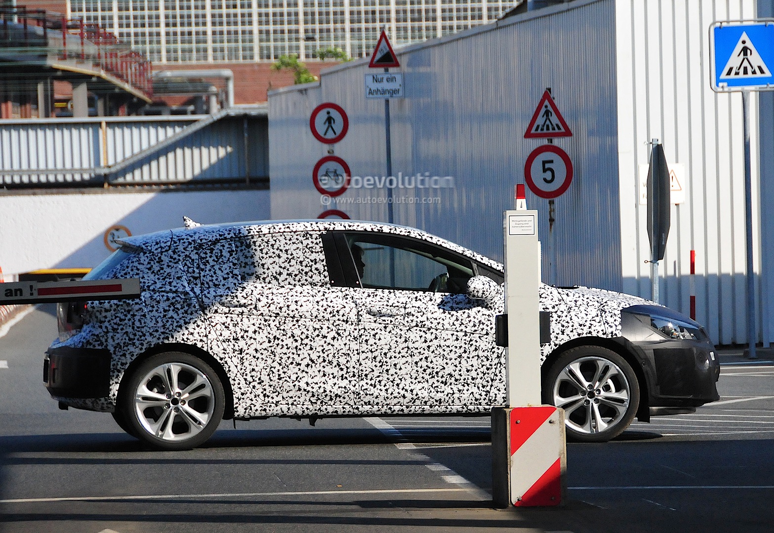 2015 - [Opel] Astra V [K] - Page 4 New-opel-astra-k-7th-generation-spied-in-detail-photo-gallery_10