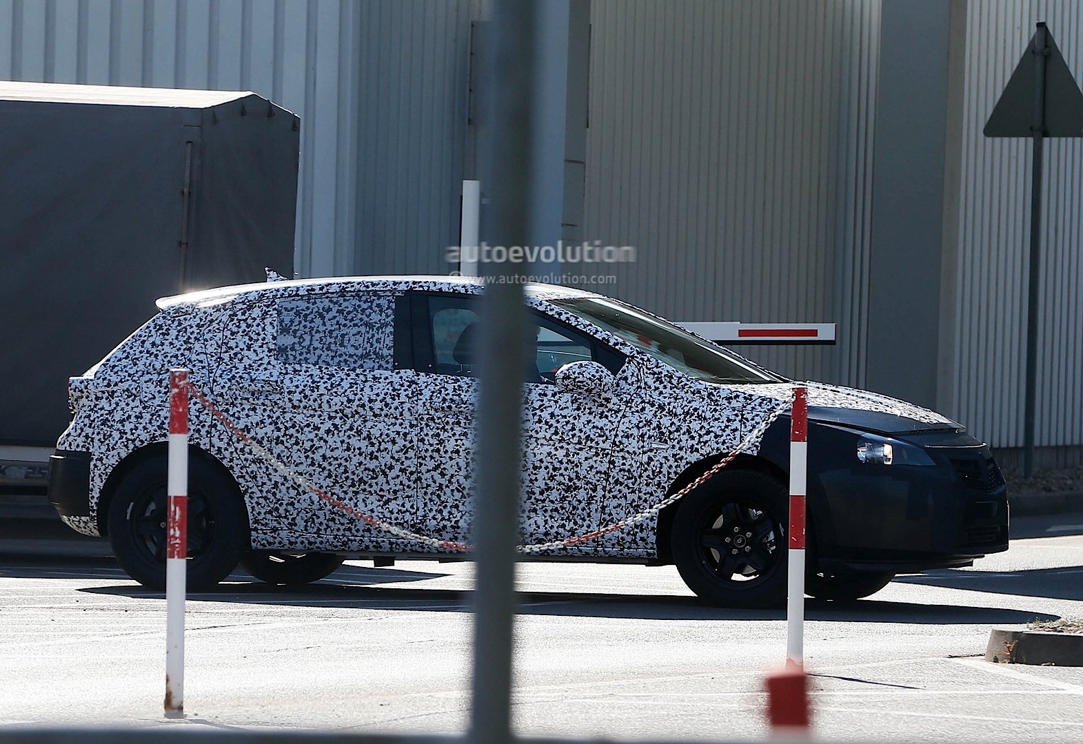 [2015] Opel ASTRA K New-opel-astra-k-7th-generation-spied-in-detail-photo-gallery_14