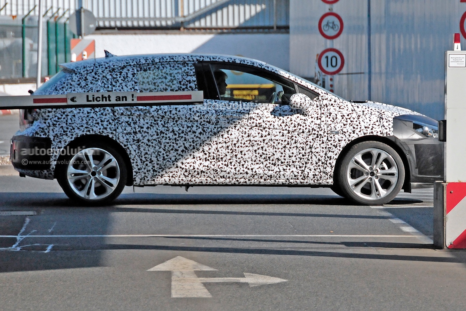 [2015] Opel ASTRA K New-opel-astra-k-7th-generation-spied-in-detail-photo-gallery_4