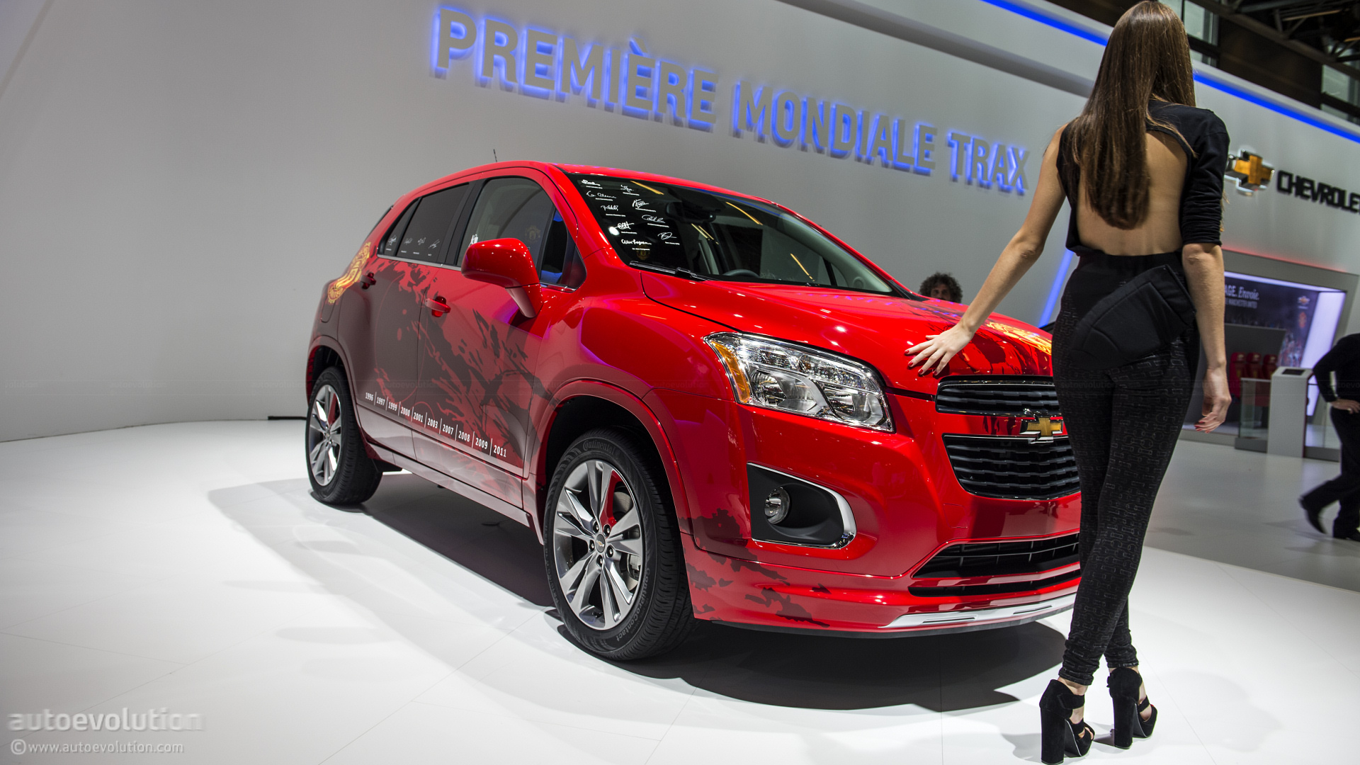 Chevrolet Tracker - Página 3 Paris-2012-chevrolet-trax-in-manchester-united-theme-live-photos_11