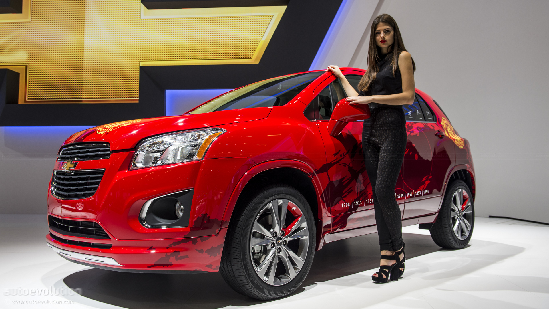 Chevrolet Tracker - Página 3 Paris-2012-chevrolet-trax-in-manchester-united-theme-live-photos_13