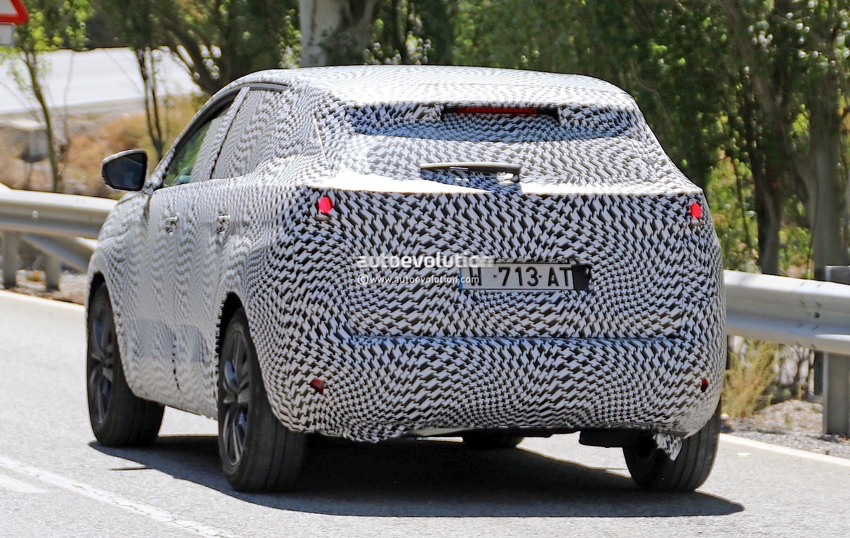 2016 - [Peugeot] 3008 II [P84] - Page 31 Peugeot-3008-heavy-camoed-test-mule-spied-again-the-crossover-might-debut-in-geneva_8