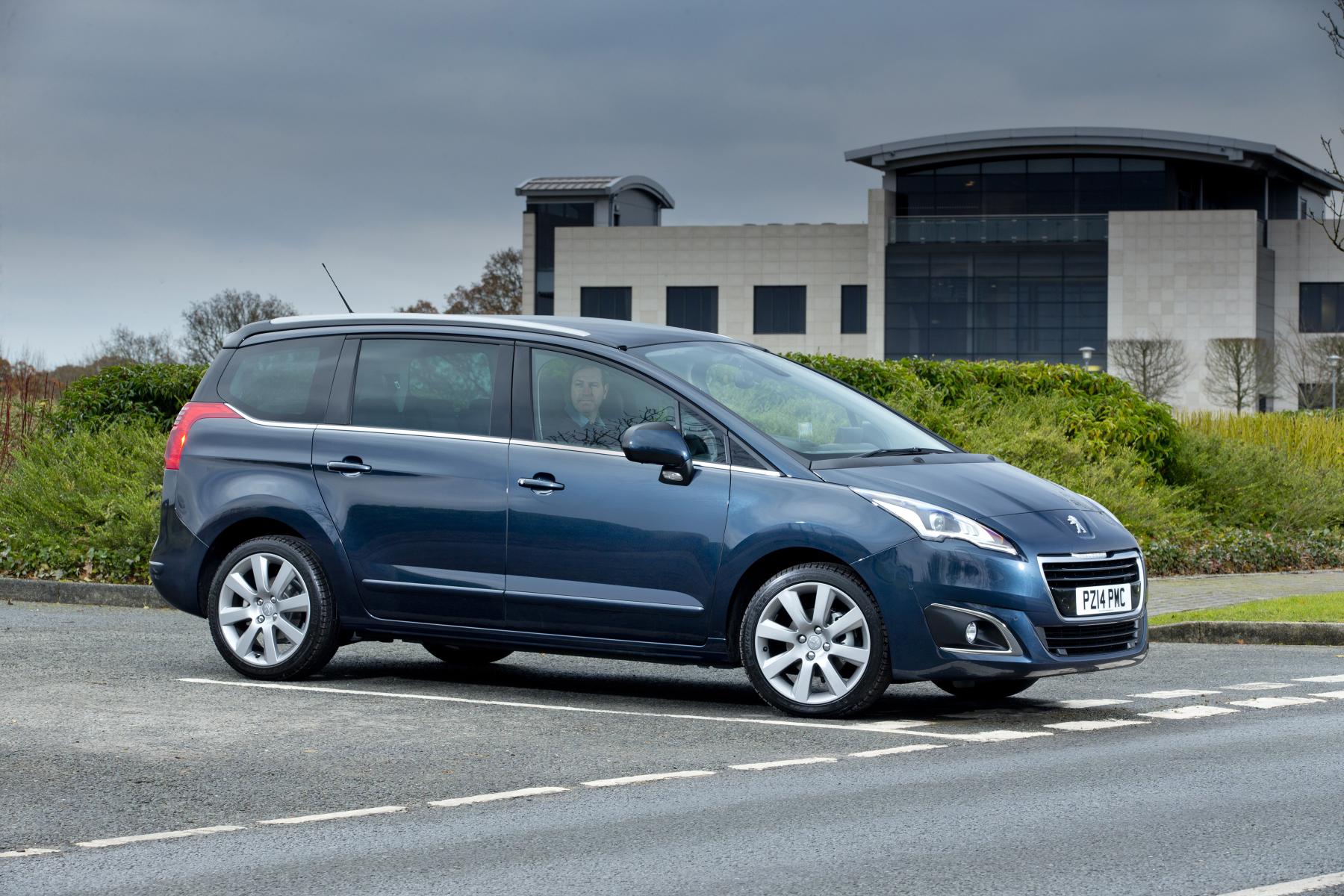 2013 - [Peugeot] 5008 Restylé [T87] - Page 4 Peugeot-5008-facelift-unveiled-photo-gallery_9