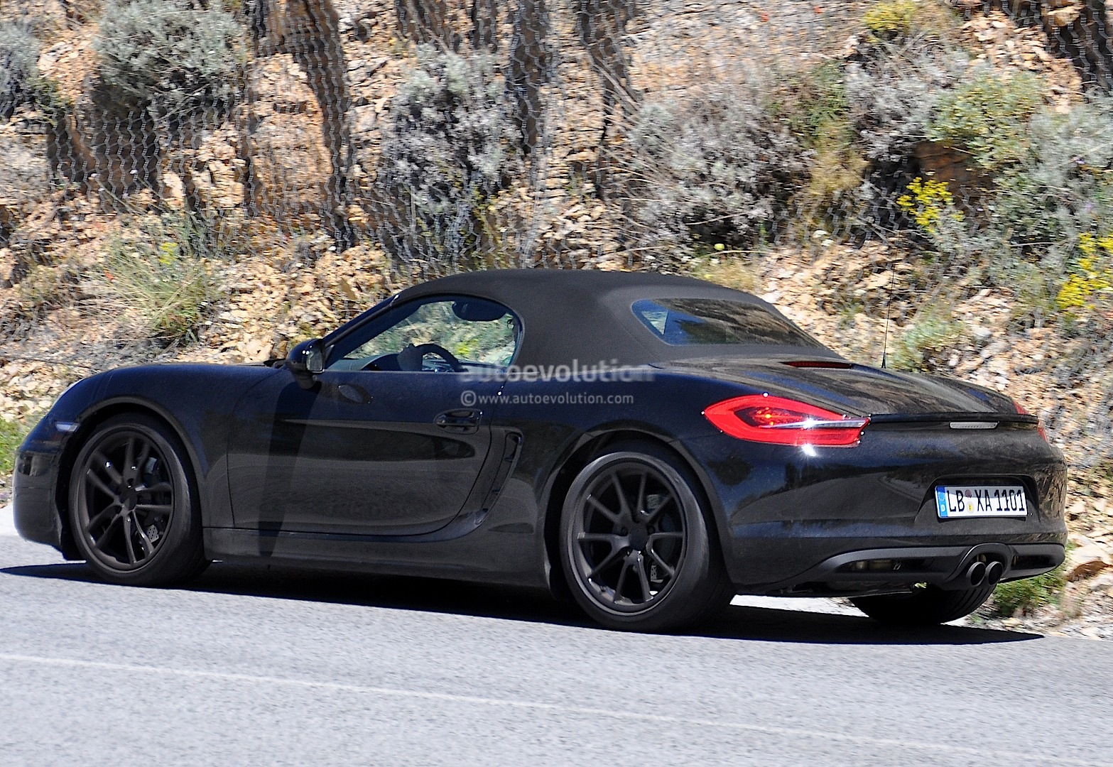 2016 - [Porsche] 718 Boxster & 718 Cayman [982] Porsche-boxster-facelift-prototype-spied-turbo-flat-four-engines-coming_3