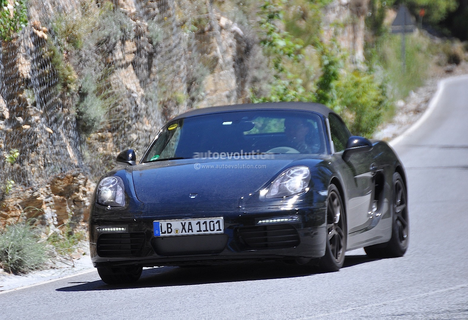 2016 - [Porsche] 718 Boxster & 718 Cayman [982] Porsche-boxster-facelift-prototype-spied-turbo-flat-four-engines-coming_8