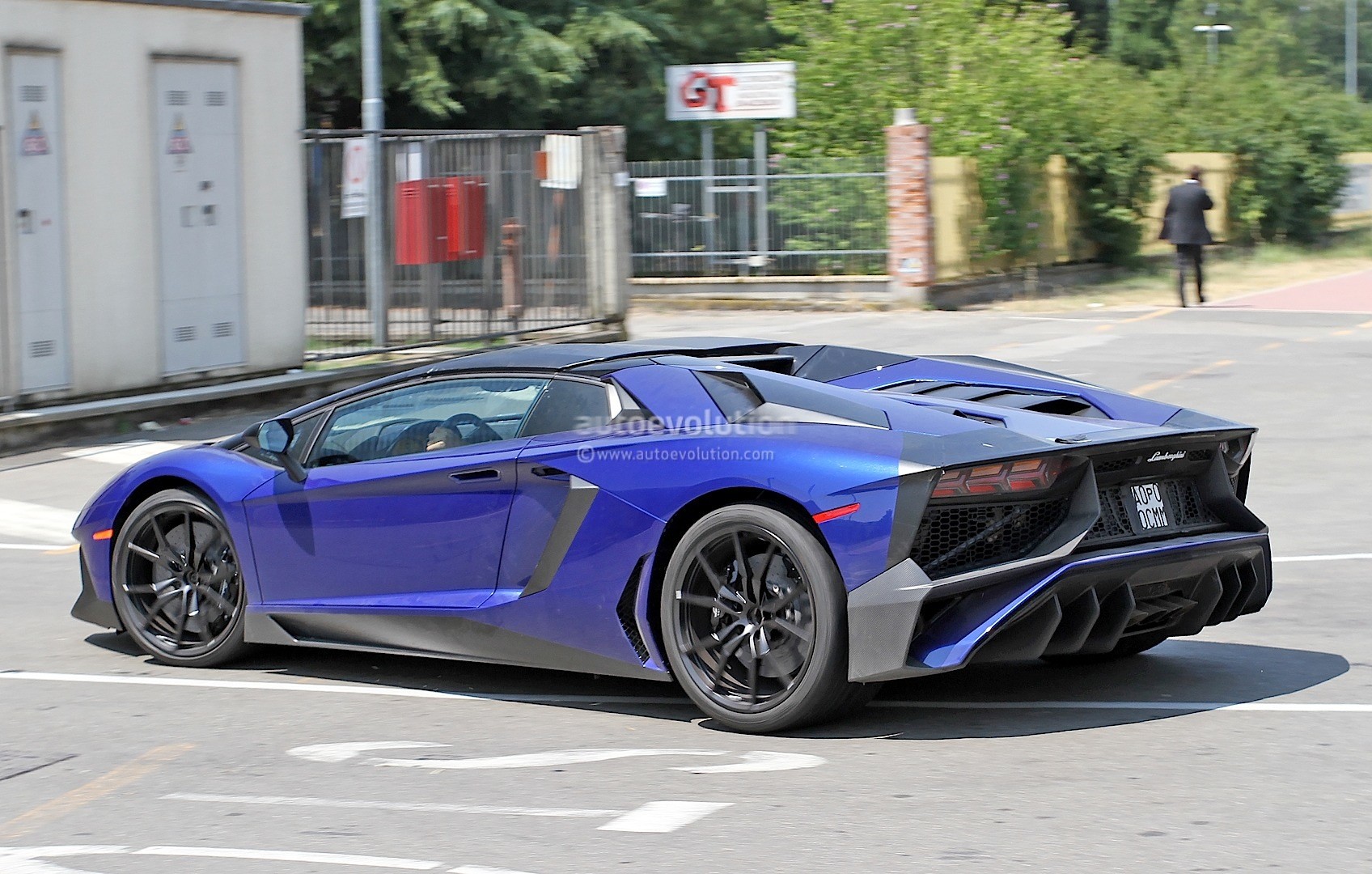 2013 - [Lamborghini] Aventador Roadster - Page 3 Production-lamborghini-aventador-sv-roadster-spotted-in-santagata-bolognese-photo-gallery_2