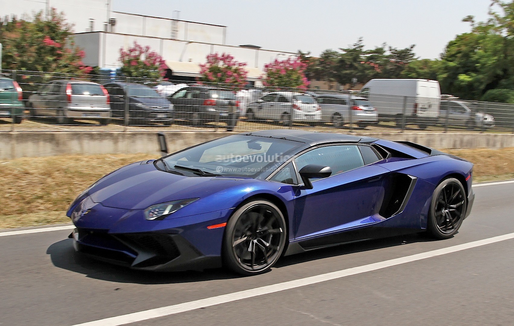 2013 - [Lamborghini] Aventador Roadster - Page 3 Production-lamborghini-aventador-sv-roadster-spotted-in-santagata-bolognese-photo-gallery_3