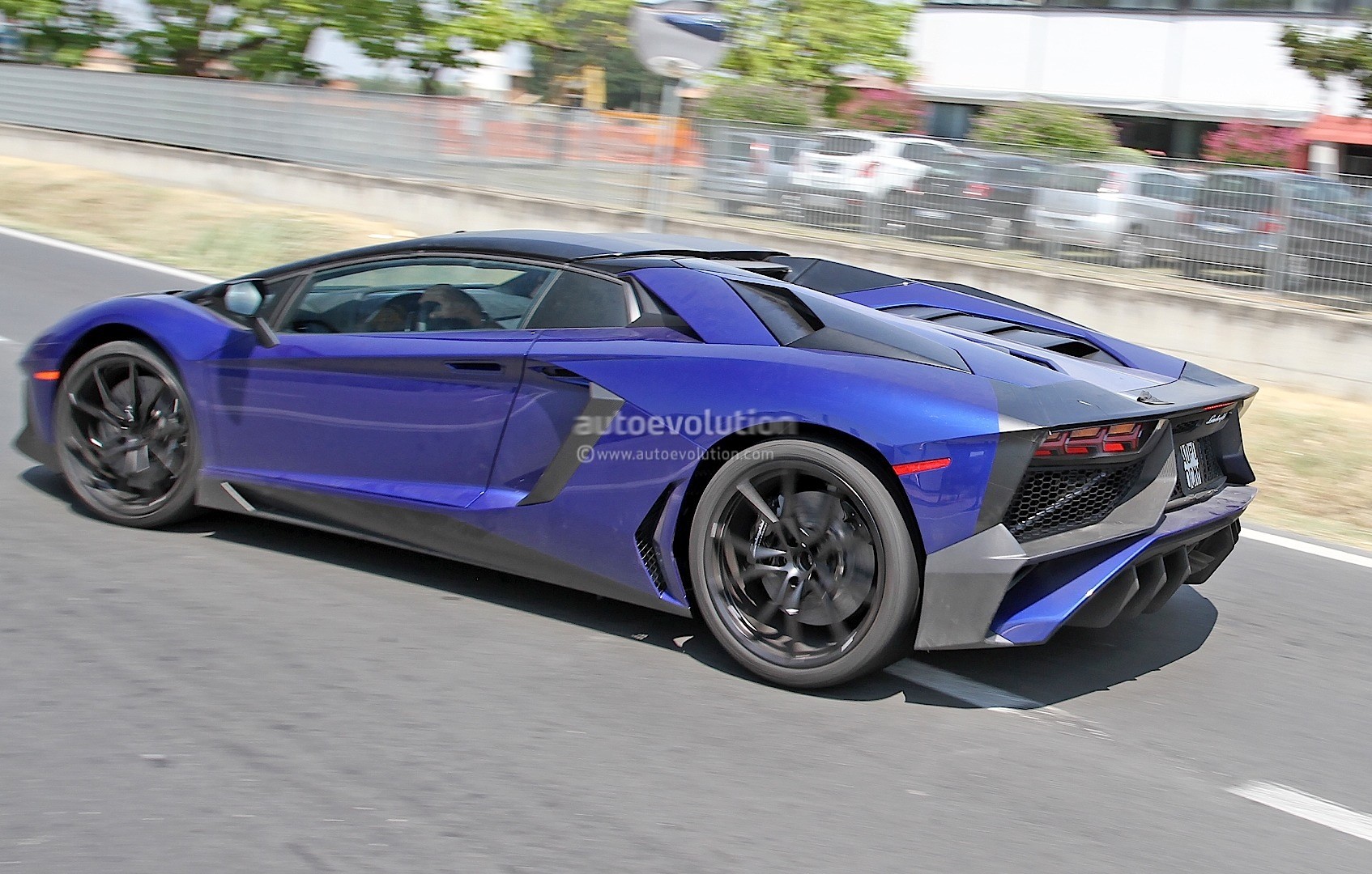 2013 - [Lamborghini] Aventador Roadster - Page 3 Production-lamborghini-aventador-sv-roadster-spotted-in-santagata-bolognese-photo-gallery_7