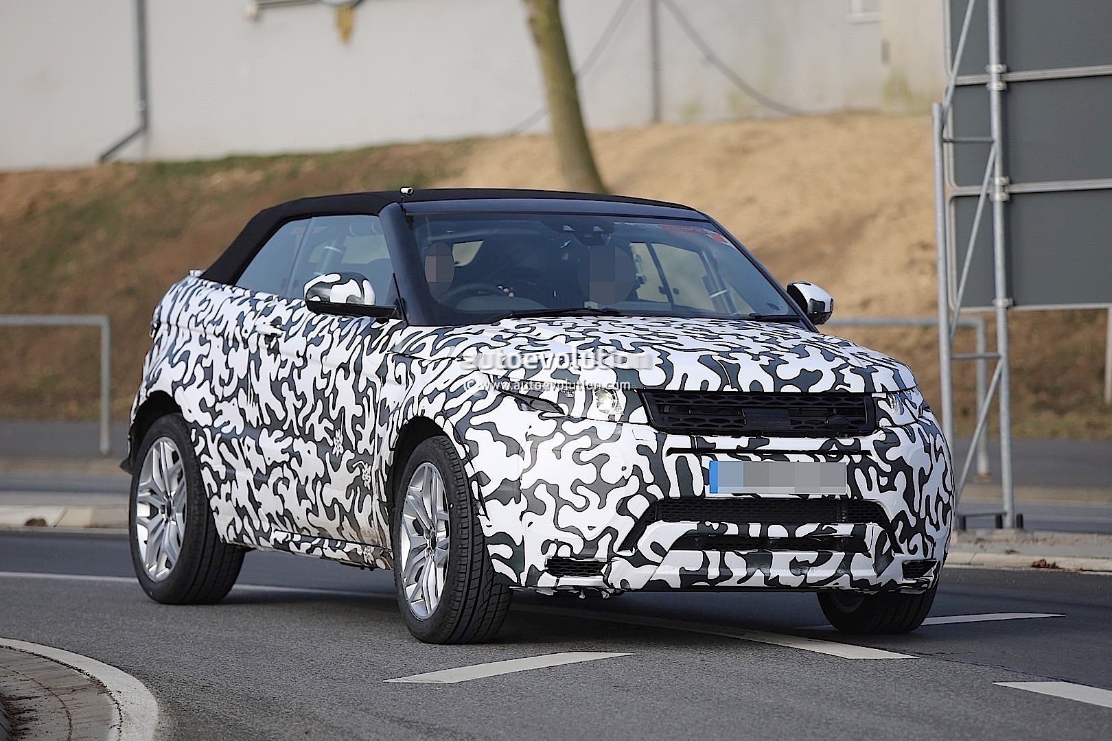 2015 - [Land Rover] Range Rover Evoque Cabriolet - Page 5 Range-rover-evoque-cabrio-spied-again-this-time-at-nurburgring-photo-gallery_1