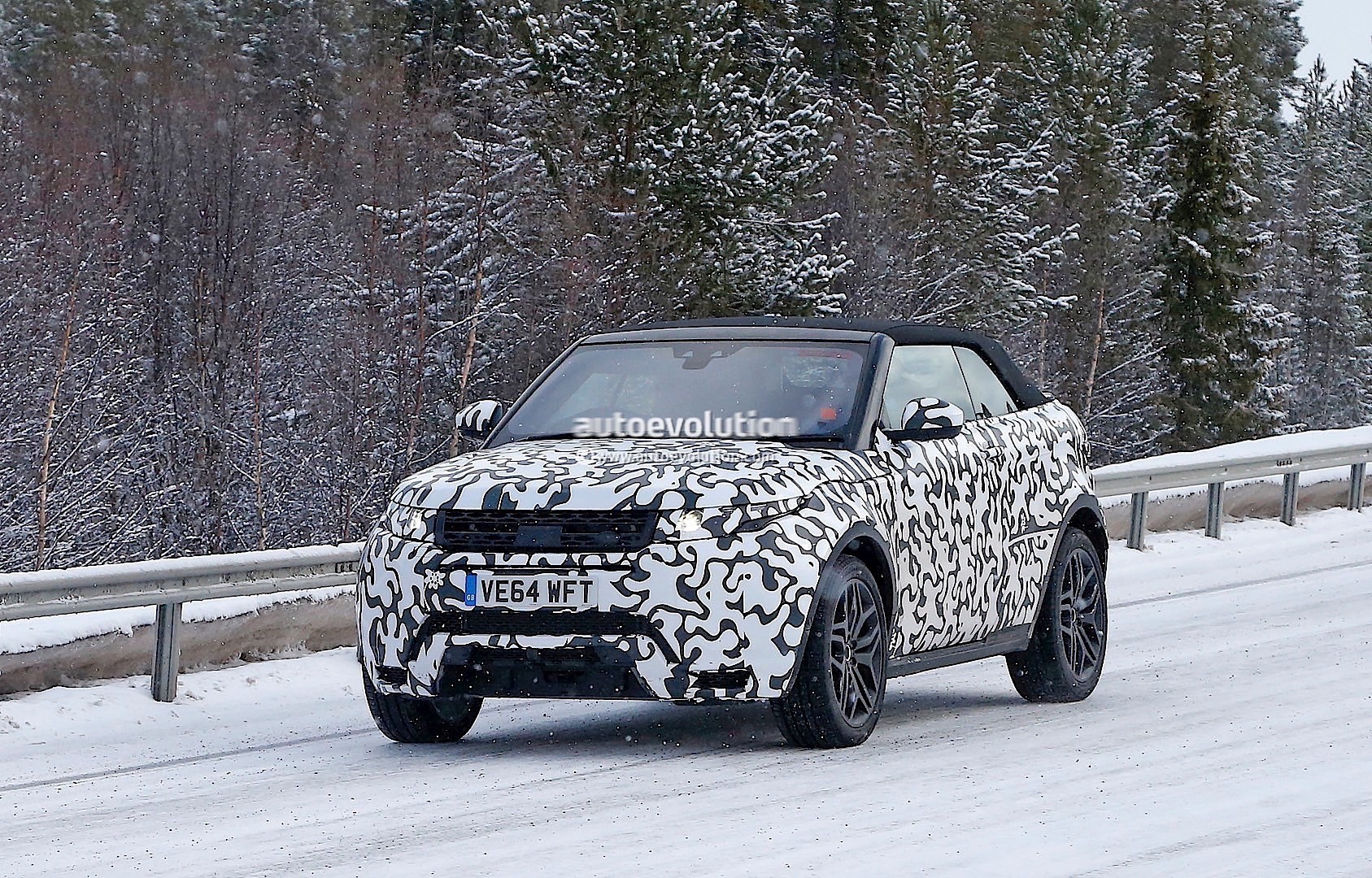 2015 - [Land Rover] Range Rover Evoque Cabriolet - Page 5 Range-rover-evoque-cabrio-spied-again-this-time-at-nurburgring-photo-gallery_21