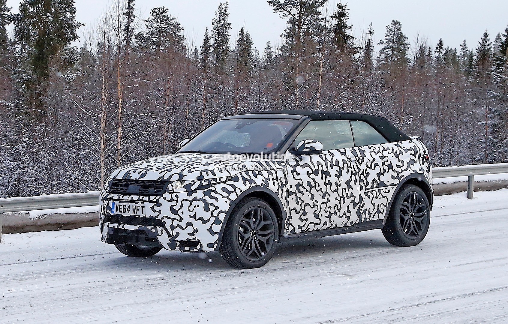 2015 - [Land Rover] Range Rover Evoque Cabriolet - Page 5 Range-rover-evoque-cabrio-spied-again-this-time-at-nurburgring-photo-gallery_22