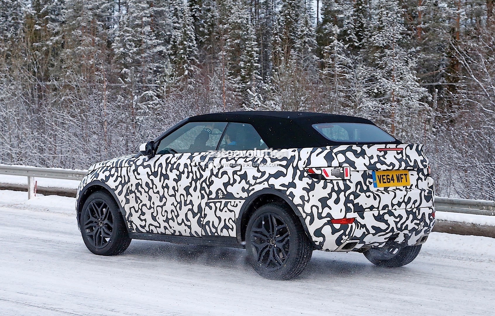 2015 - [Land Rover] Range Rover Evoque Cabriolet - Page 5 Range-rover-evoque-cabrio-spied-again-this-time-at-nurburgring-photo-gallery_24