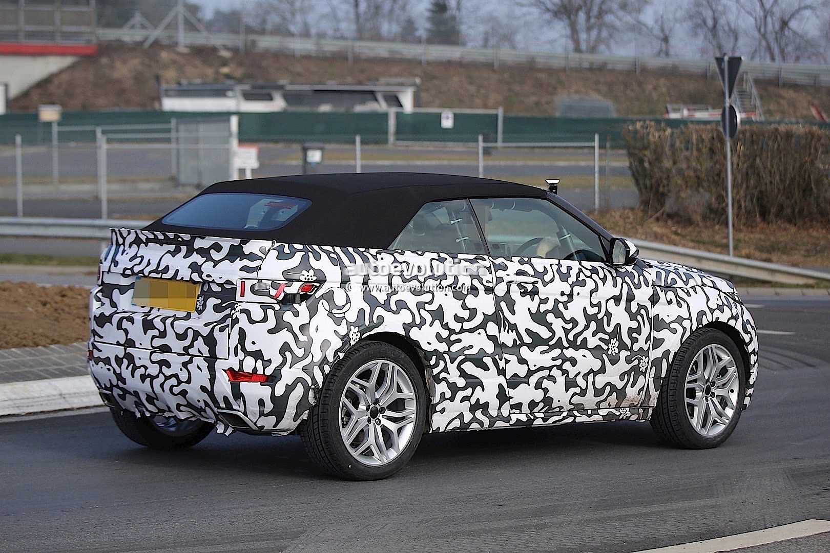 2015 - [Land Rover] Range Rover Evoque Cabriolet - Page 5 Range-rover-evoque-cabrio-spied-again-this-time-at-nurburgring-photo-gallery_4