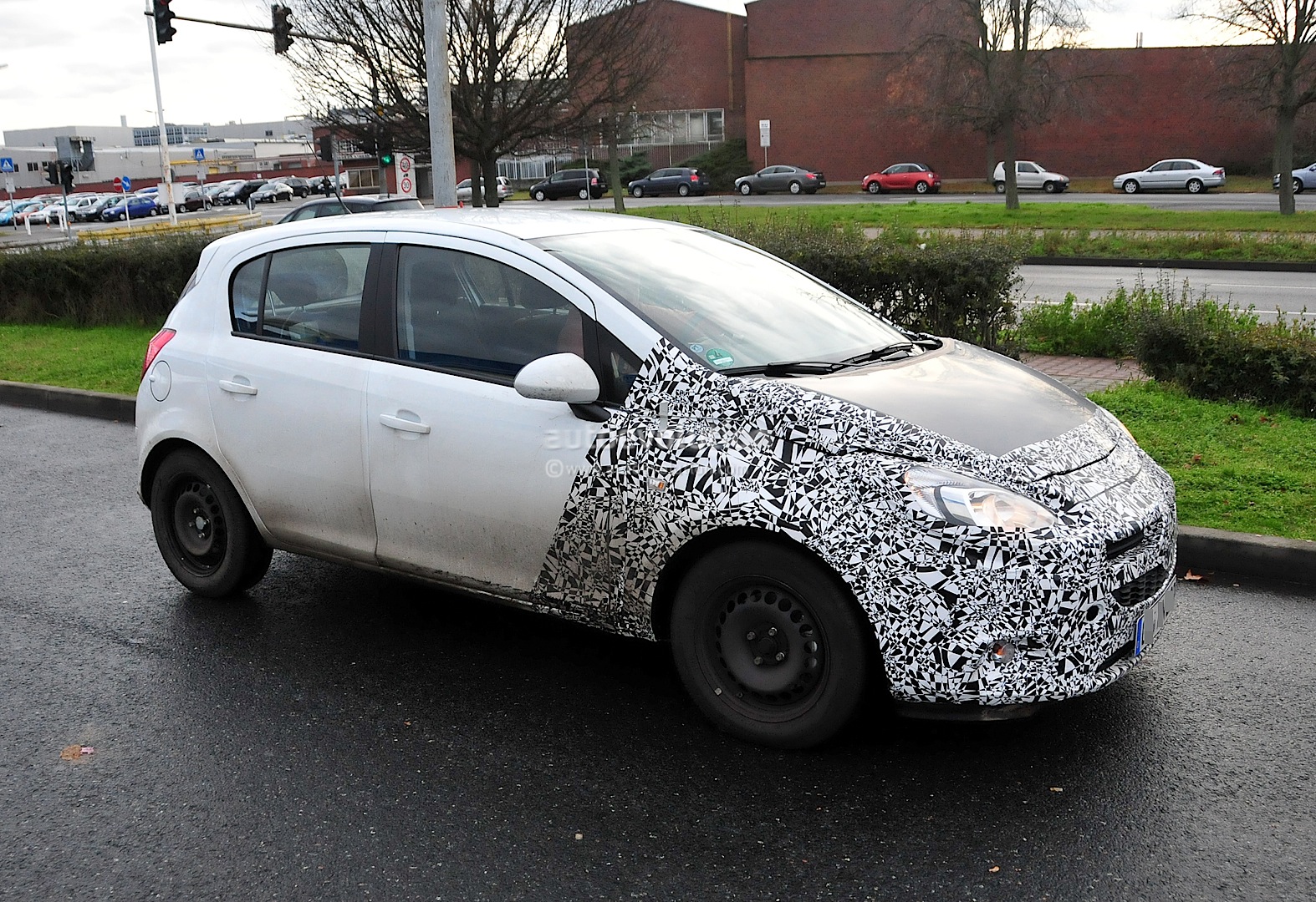 2014 - [Opel] Corsa IV [E] - Page 12 Spyshots-2014-opel-corsa-facelift-interior-new-dash-and-console_2