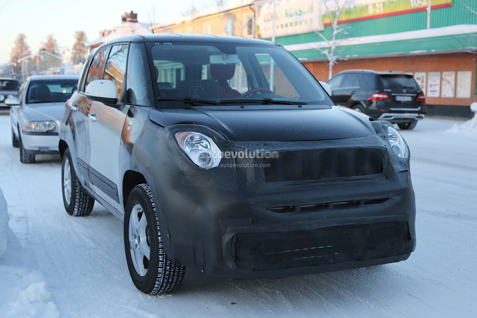 2014 - [Jeep] Renegade - Page 2 Spyshots-2015-jeep-b-suv-endures-the-cold-in-scandinavia_1