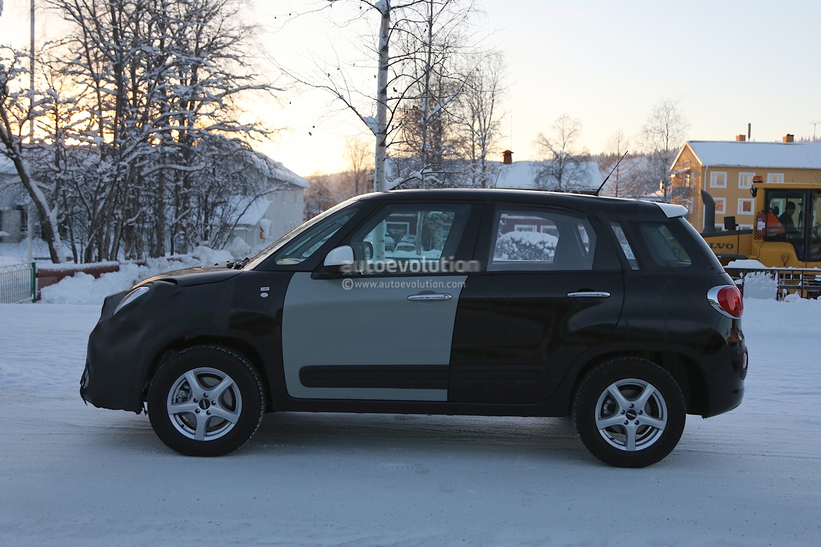 2014 - [Jeep] Renegade - Page 2 Spyshots-2015-jeep-b-suv-endures-the-cold-in-scandinavia_5