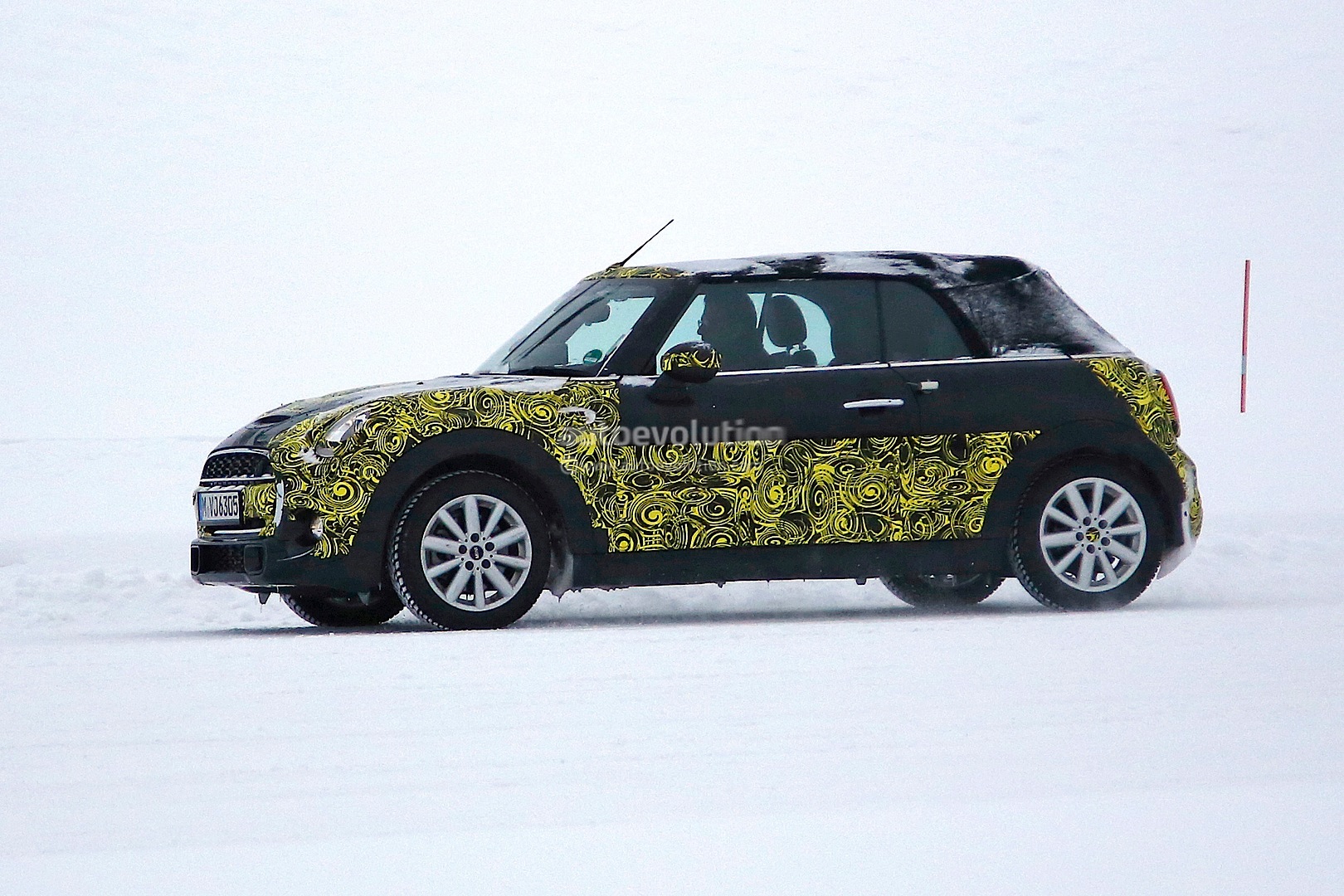 2015 - [Mini] Mini IV Cabriolet [F57] Spyshots-2015-mini-cooper-s-convertible-winter-testing_3