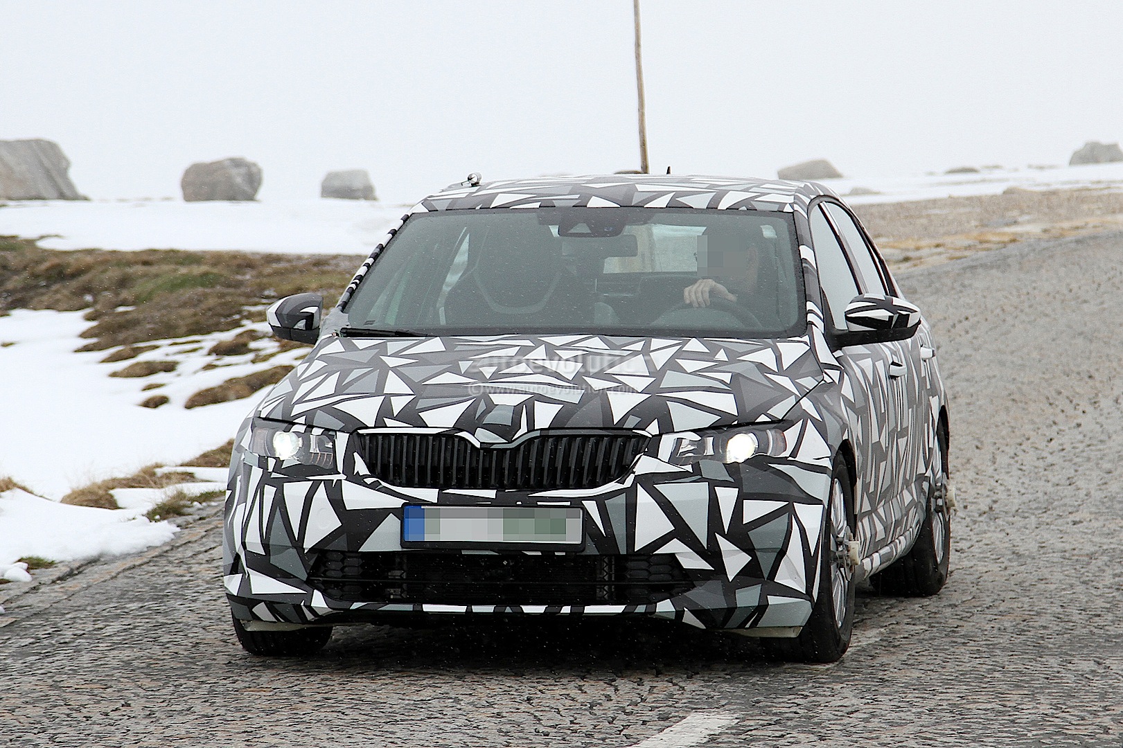 2016 - [Skoda] Octavia III Restylée Spyshots-2015-skoda-octavia-facelift-spotted-photo-gallery_5