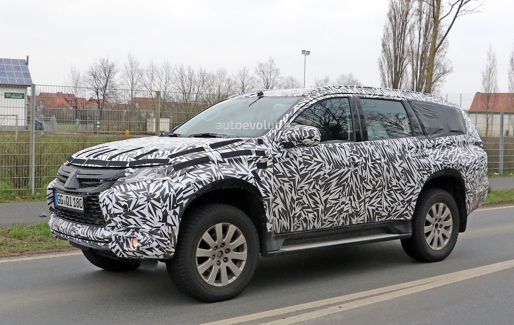 2015 - [Mitsubishi] Pajero Sport Spyshots-2016-mitsubishi-pajero-sport-montero-sport-spied-for-the-first-time_3