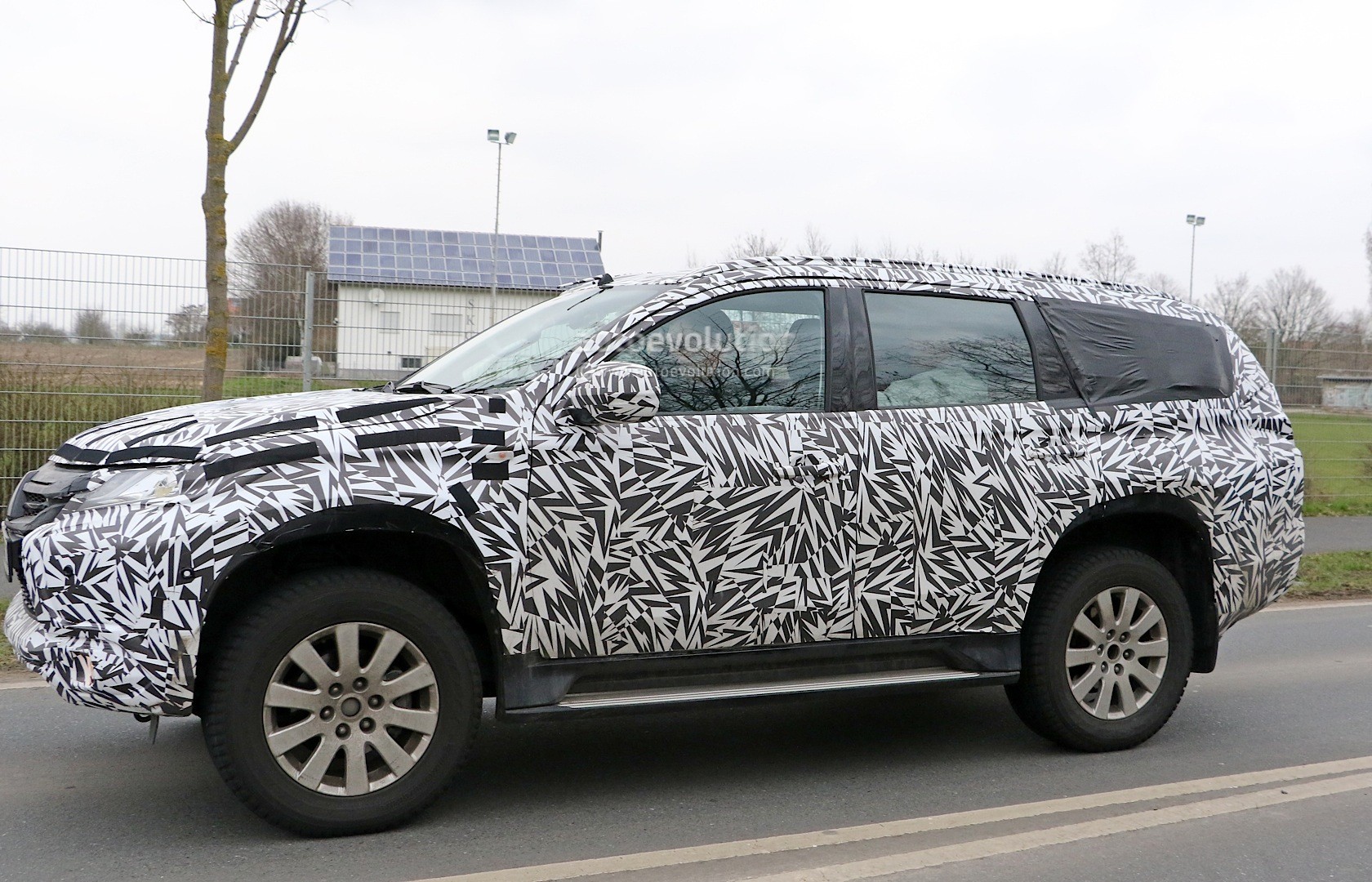 2015 - [Mitsubishi] Pajero Sport Spyshots-2016-mitsubishi-pajero-sport-montero-sport-spied-for-the-first-time_4