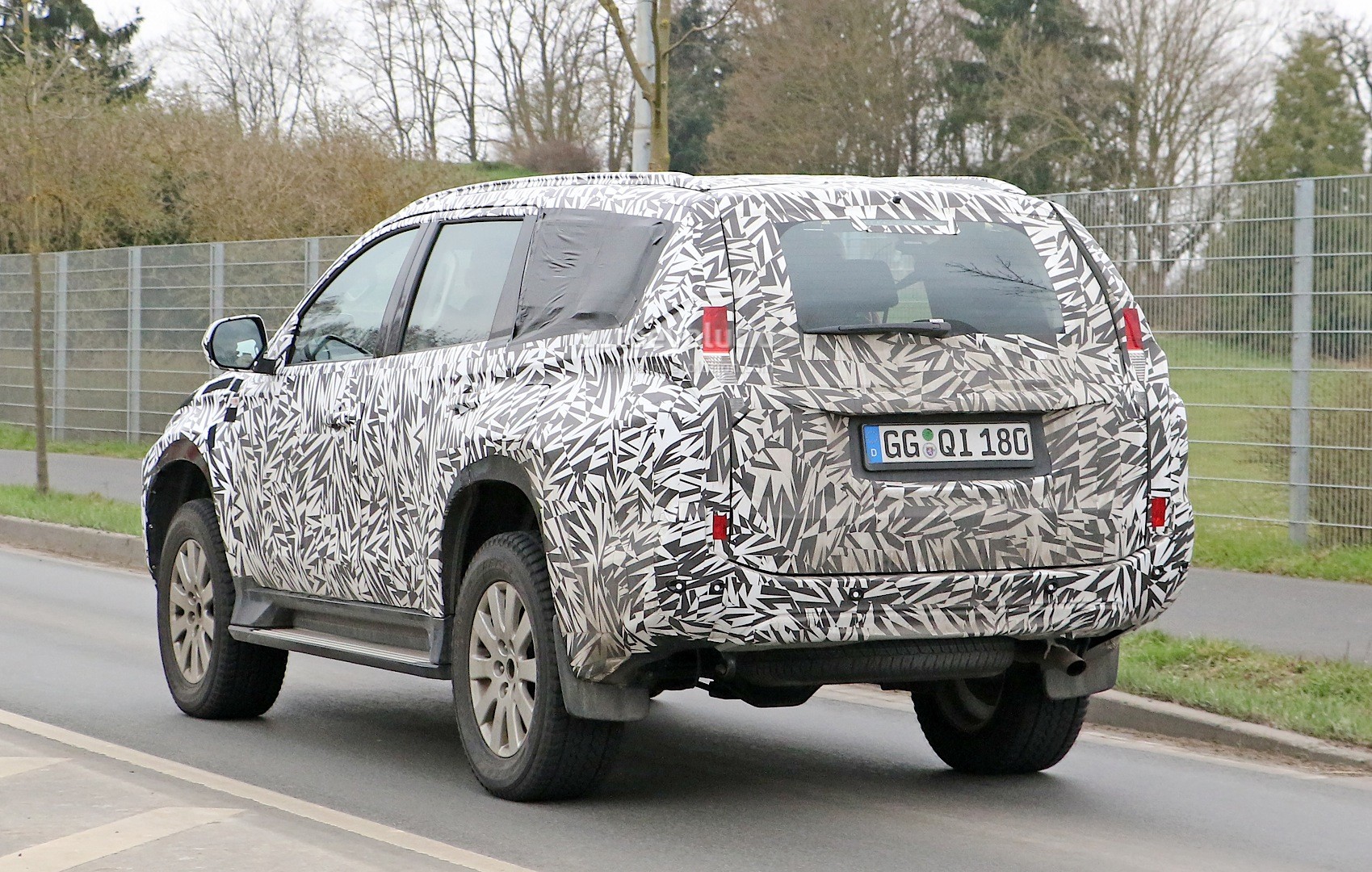 2015 - [Mitsubishi] Pajero Sport Spyshots-2016-mitsubishi-pajero-sport-montero-sport-spied-for-the-first-time_6