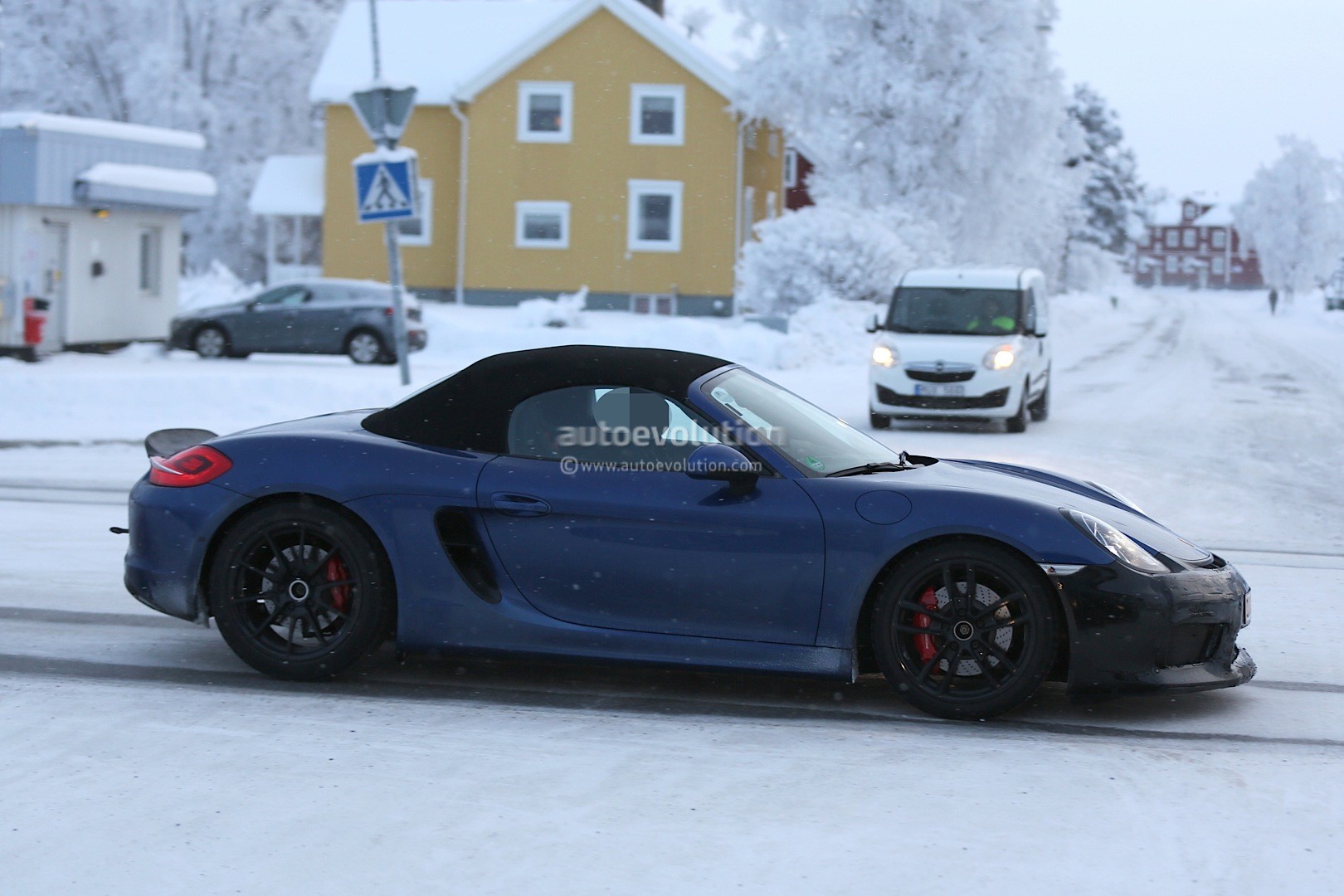 2016 - [Porsche] 718 Boxster & 718 Cayman [982] - Page 2 Spyshots-2016-porsche-boxster-rs-spyder-shows-ducktail-spoiler-aggressive-bumper_11