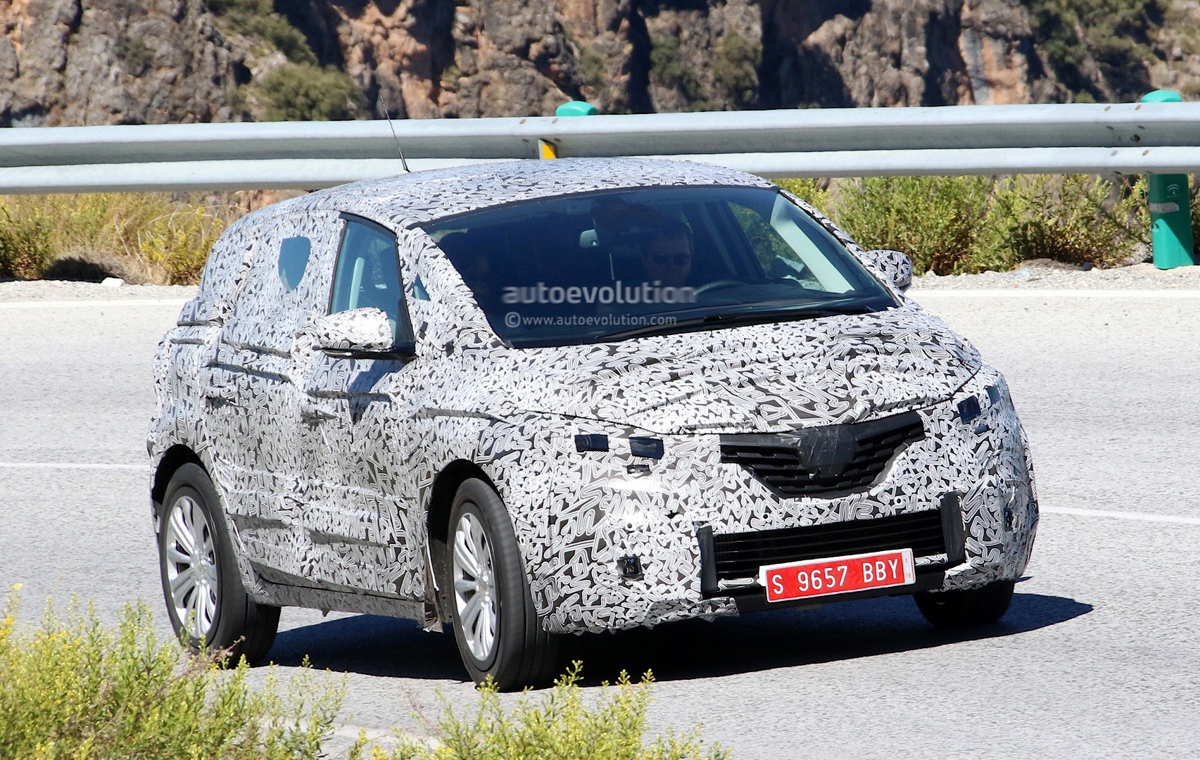 2016 - [Renault] Scénic IV [JFA] - Page 18 Spyshots-2017-renault-scenic-production-model-seen-for-the-first-time_1