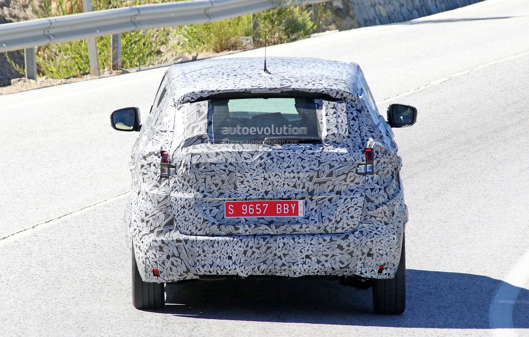 2016 - [Renault] Scénic IV [JFA] - Page 18 Spyshots-2017-renault-scenic-production-model-seen-for-the-first-time_10