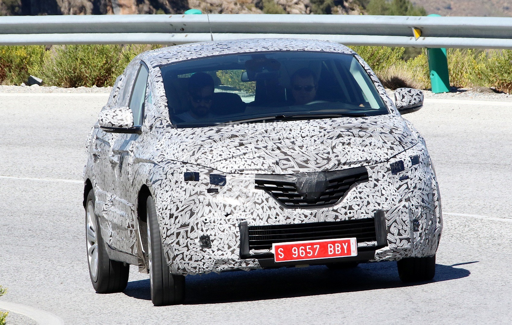 2016 - [Renault] Scénic IV [JFA] - Page 18 Spyshots-2017-renault-scenic-production-model-seen-for-the-first-time_2