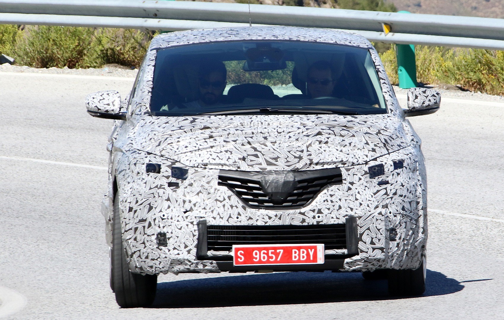 2016 - [Renault] Scénic IV [JFA] - Page 18 Spyshots-2017-renault-scenic-production-model-seen-for-the-first-time_3