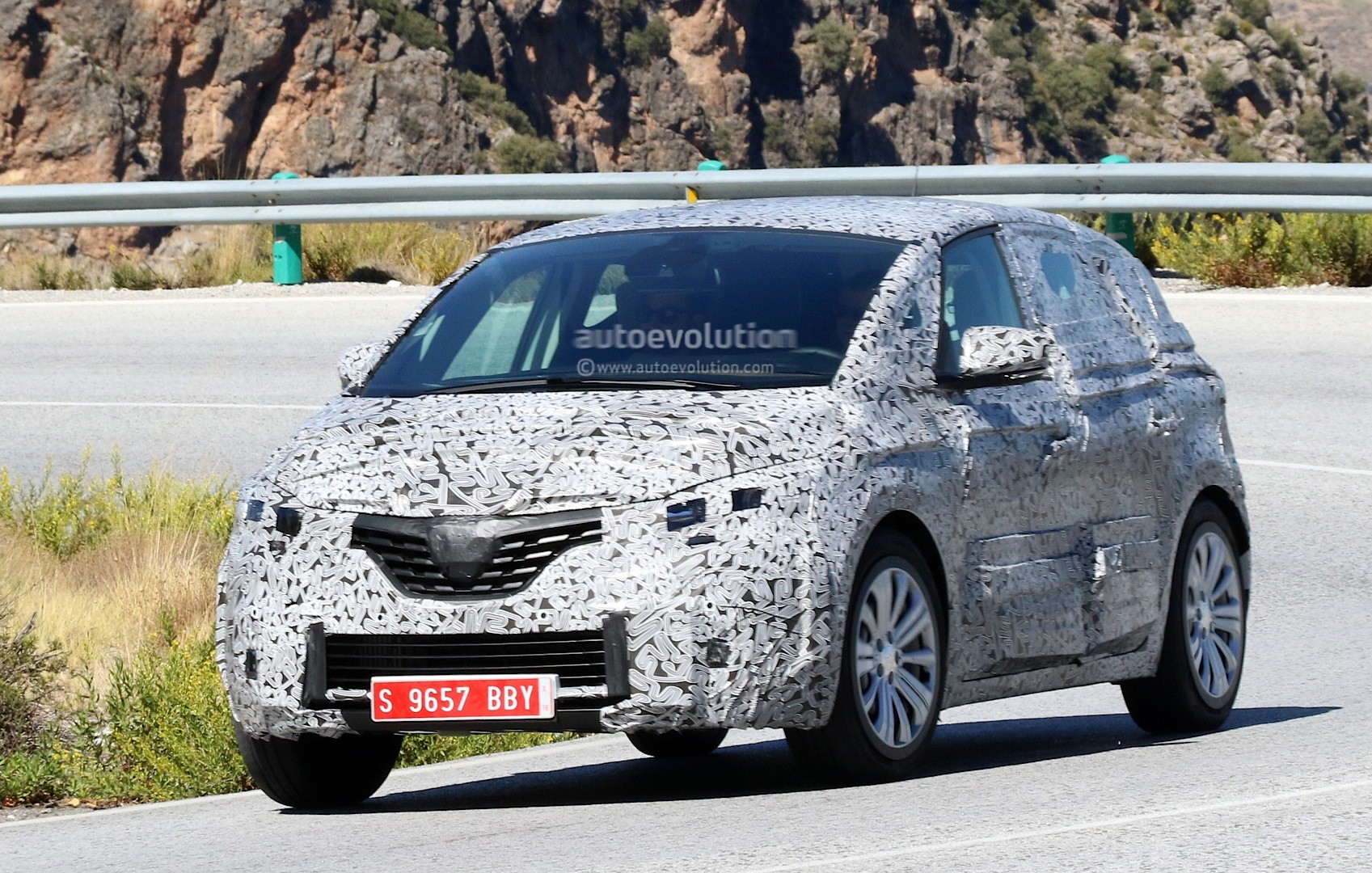 2016 - [Renault] Scénic IV [JFA] - Page 18 Spyshots-2017-renault-scenic-production-model-seen-for-the-first-time_4