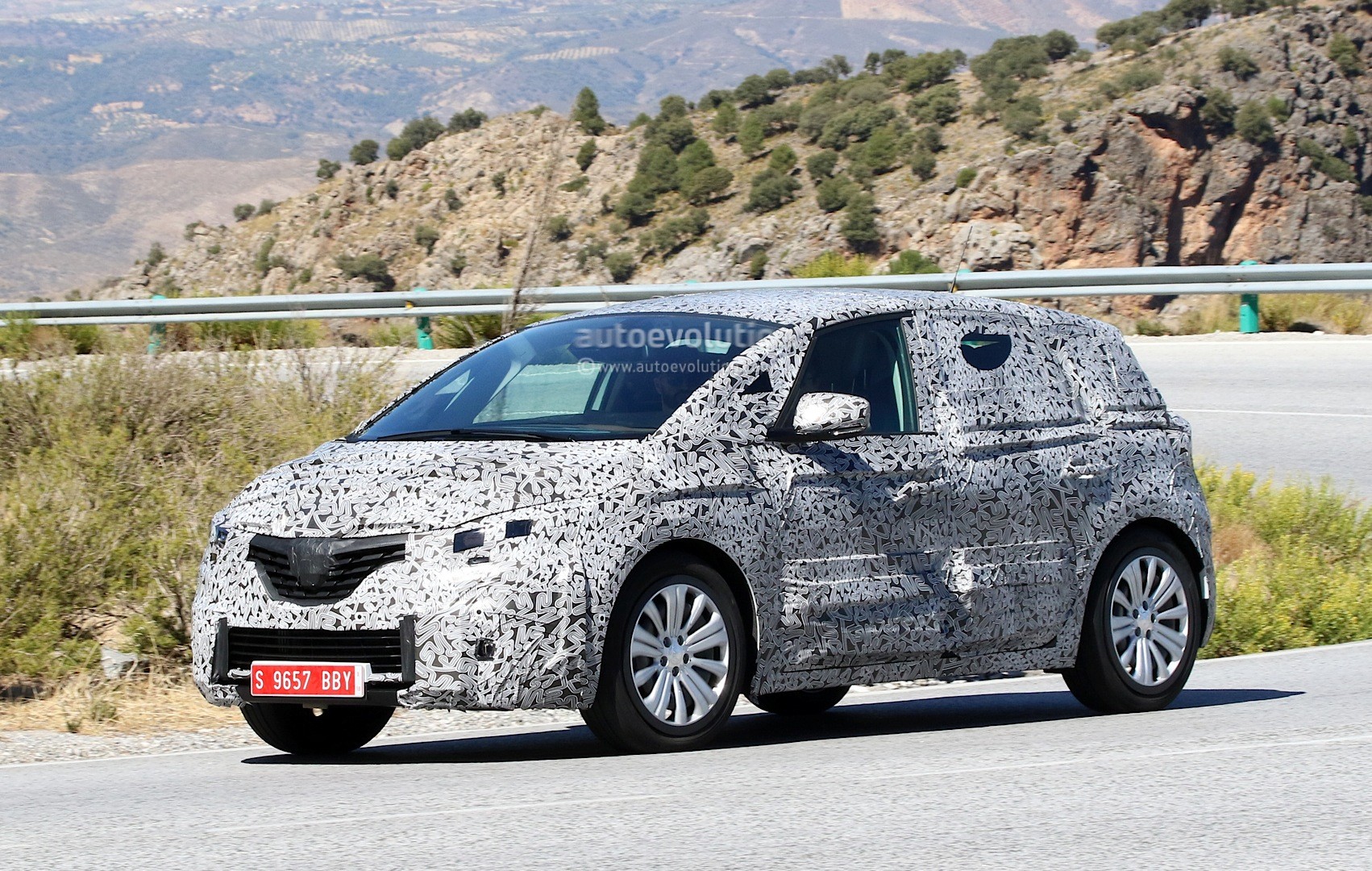 2016 - [Renault] Scénic IV [JFA] - Page 18 Spyshots-2017-renault-scenic-production-model-seen-for-the-first-time_5