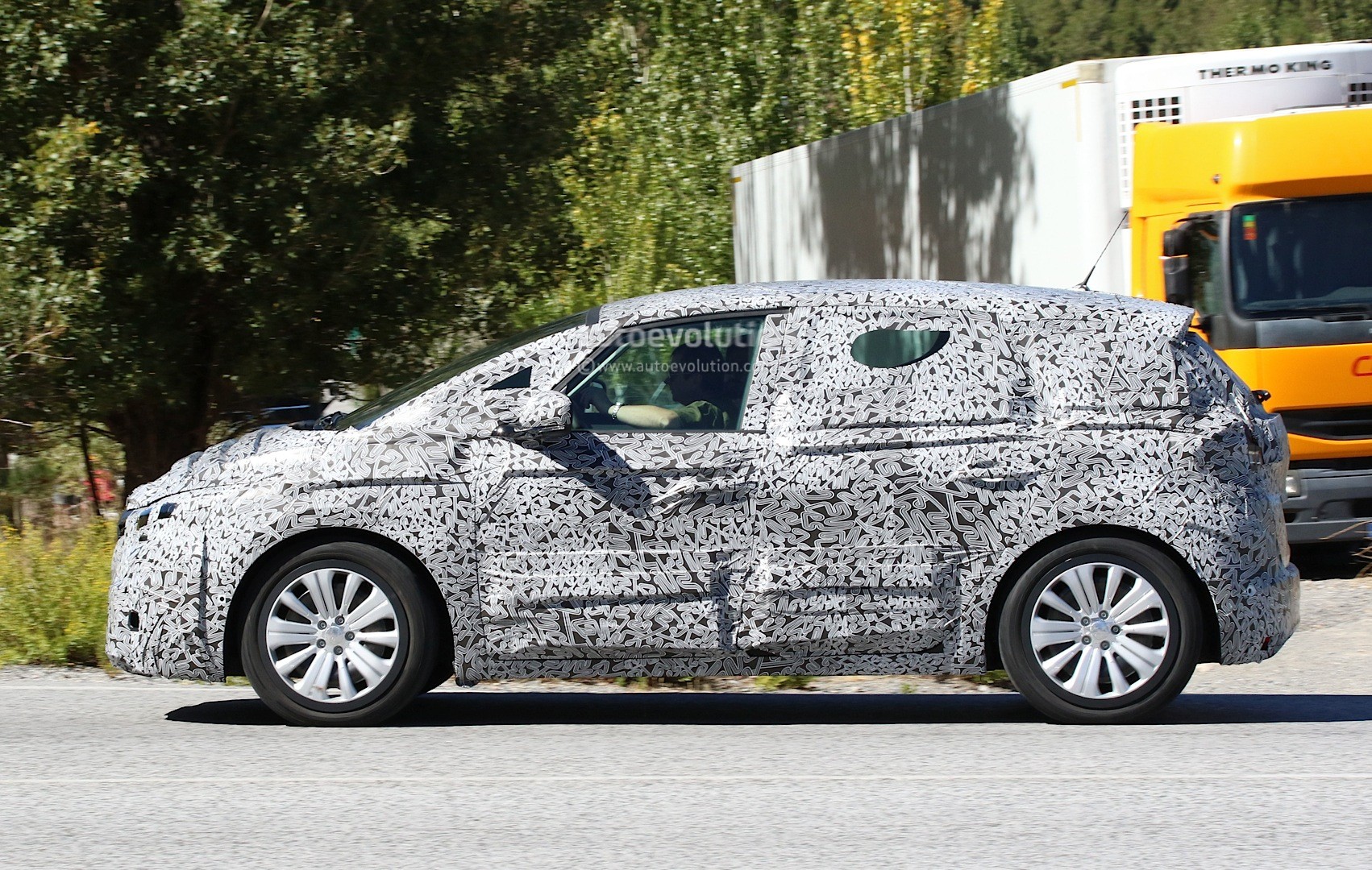 2016 - [Renault] Scénic IV [JFA] - Page 18 Spyshots-2017-renault-scenic-production-model-seen-for-the-first-time_7
