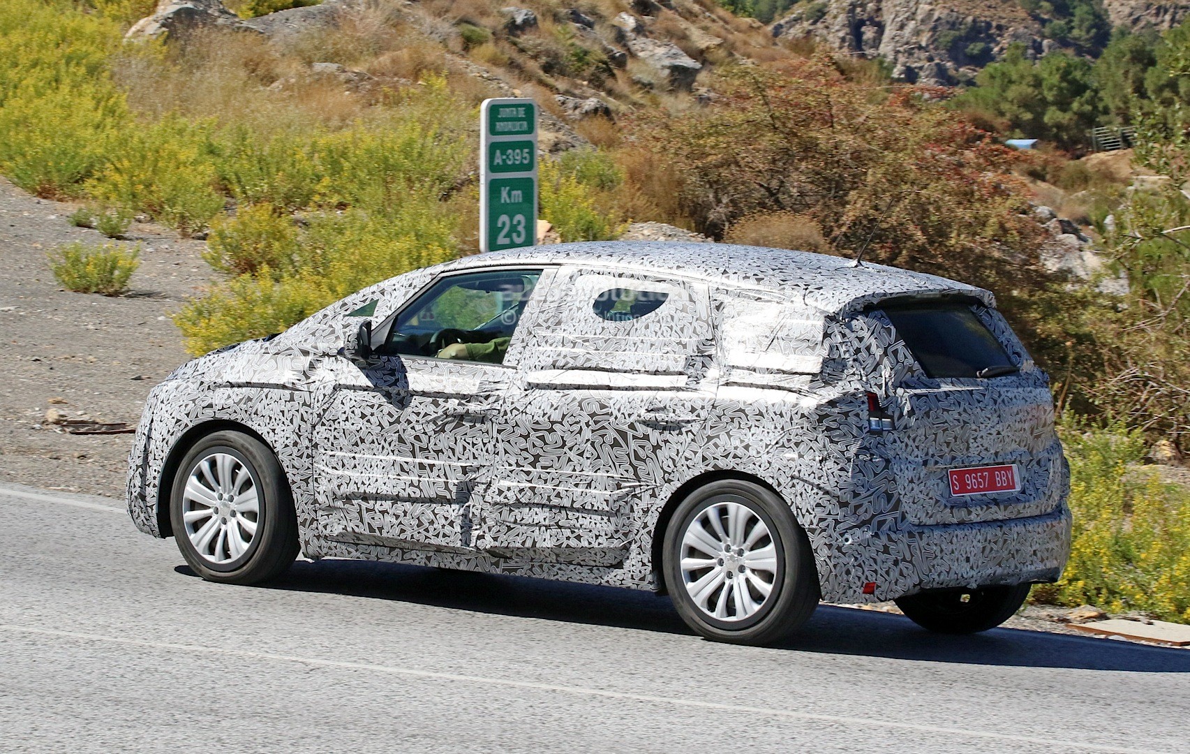 2016 - [Renault] Scénic IV [JFA] - Page 18 Spyshots-2017-renault-scenic-production-model-seen-for-the-first-time_8