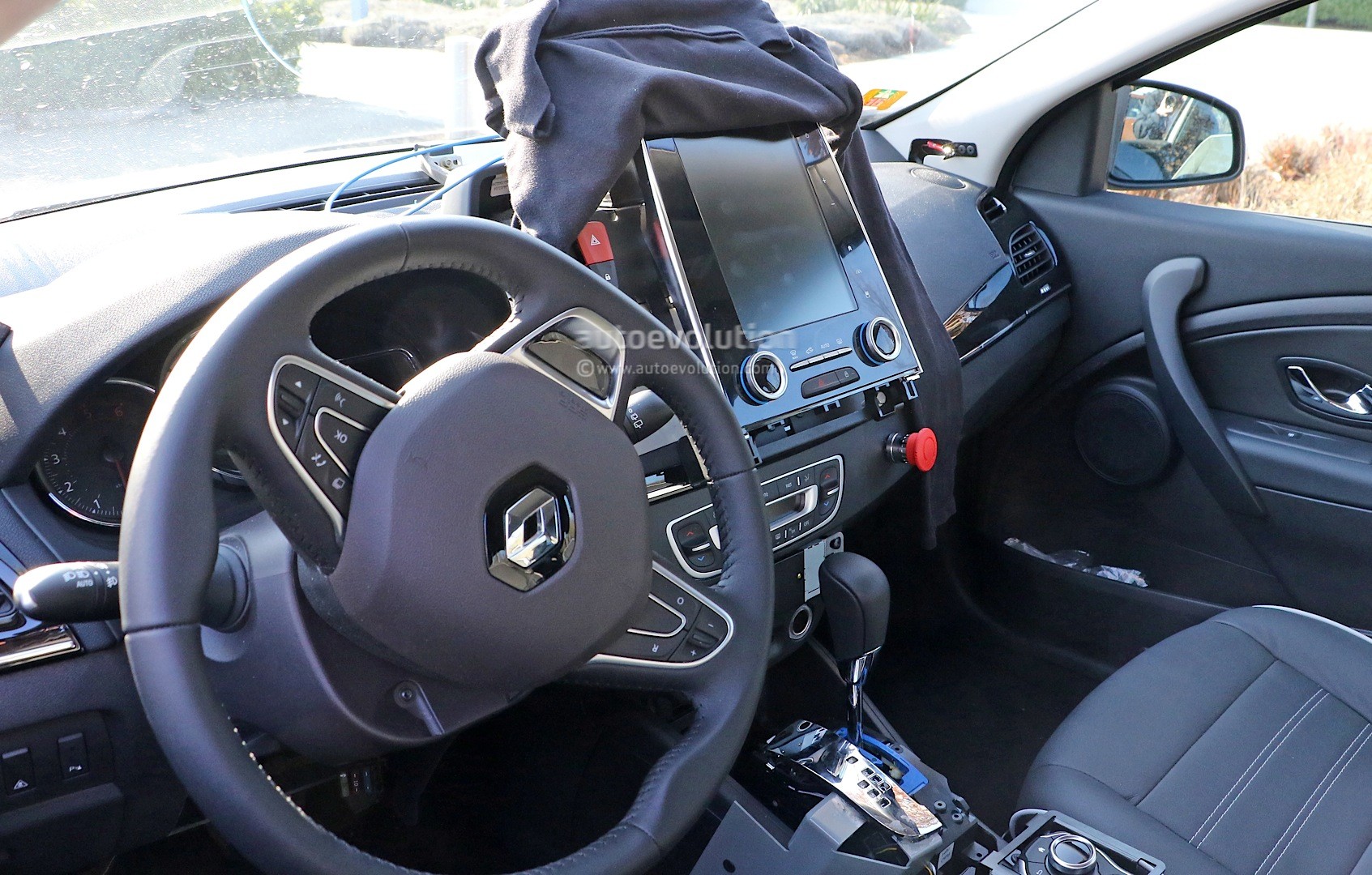 2015 - [Renault] Talisman [LFD/KFD] - Page 12 Spyshots-all-new-renault-laguna-interior-spied-for-the-first-time_12