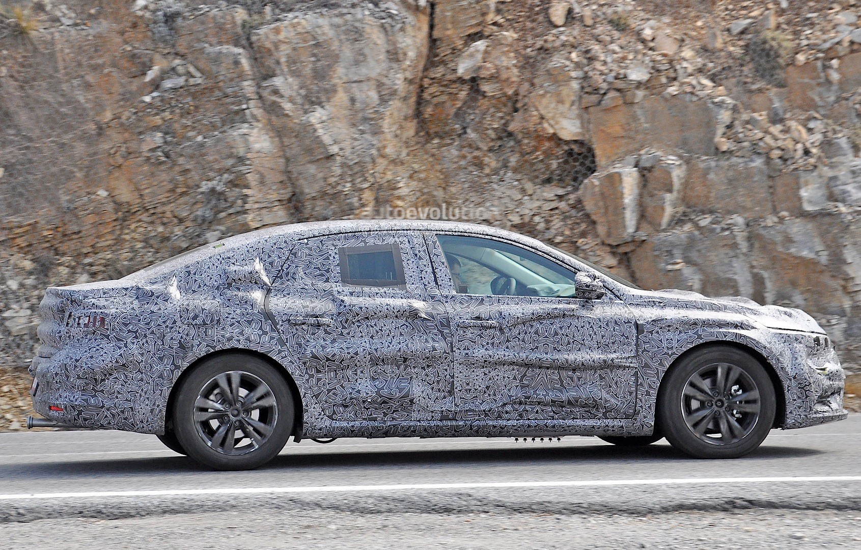 2015 - [Renault] Talisman [LFD/KFD] - Page 12 Spyshots-all-new-renault-laguna-interior-spied-for-the-first-time_5