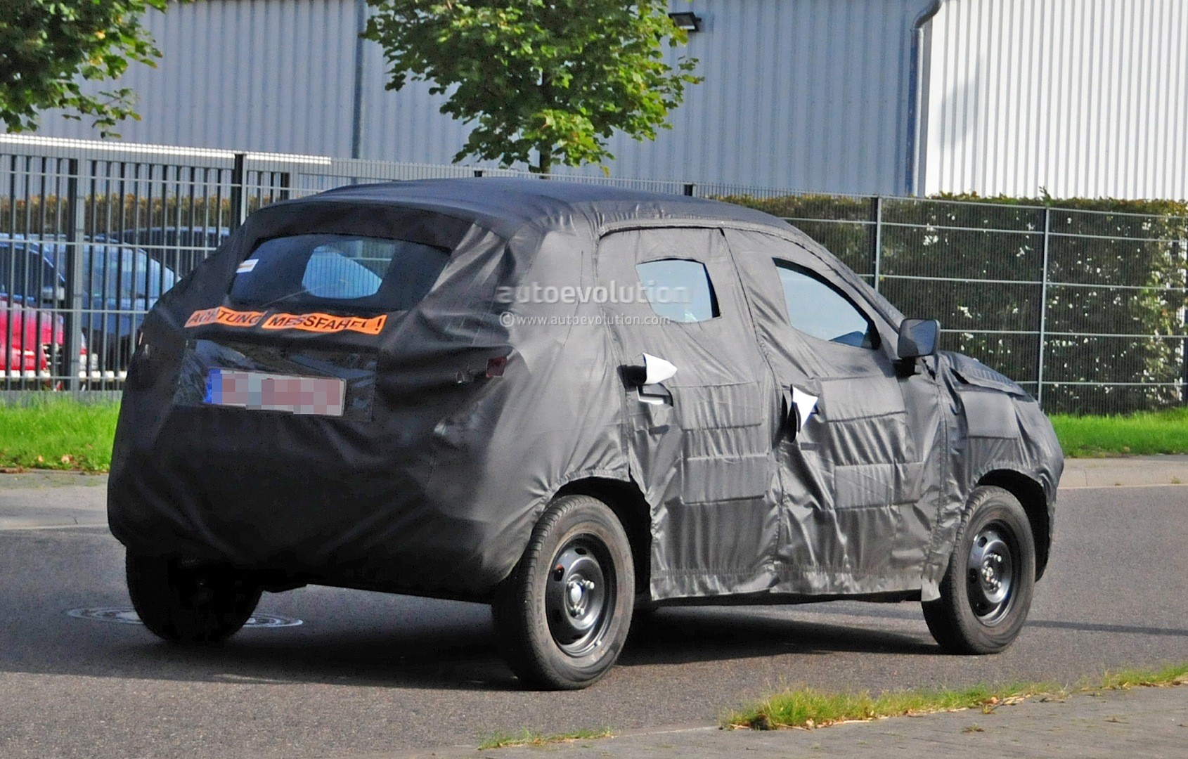 2015 - [Renault] Kwid [BBA] (Inde) [BBB] (Brésil) - Page 8 Spyshots-renault-kayou-spied-testing-in-europe-could-be-sold-as-entry-level-dacia_4