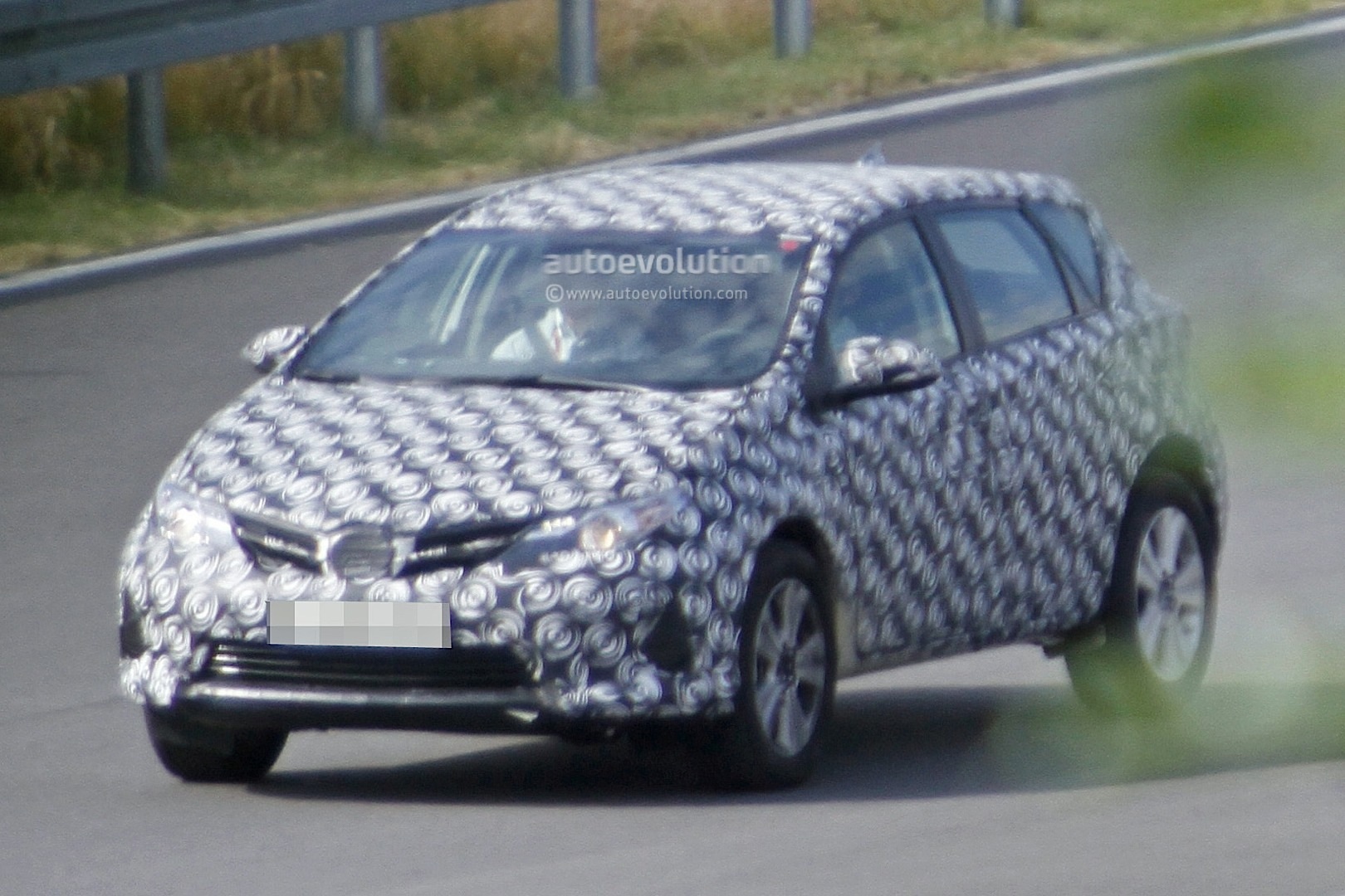 2021 - [Toyota] Corolla Cross Toyota-auris-cross-introduces-itself-in-first-spyshots-touring-sports-cross-might-follow_1