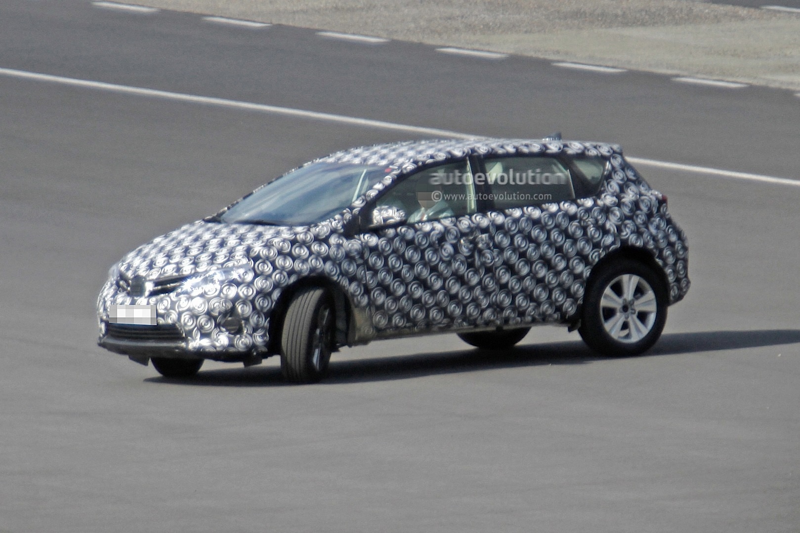 2021 - [Toyota] Corolla Cross Toyota-auris-cross-introduces-itself-in-first-spyshots-touring-sports-cross-might-follow_3