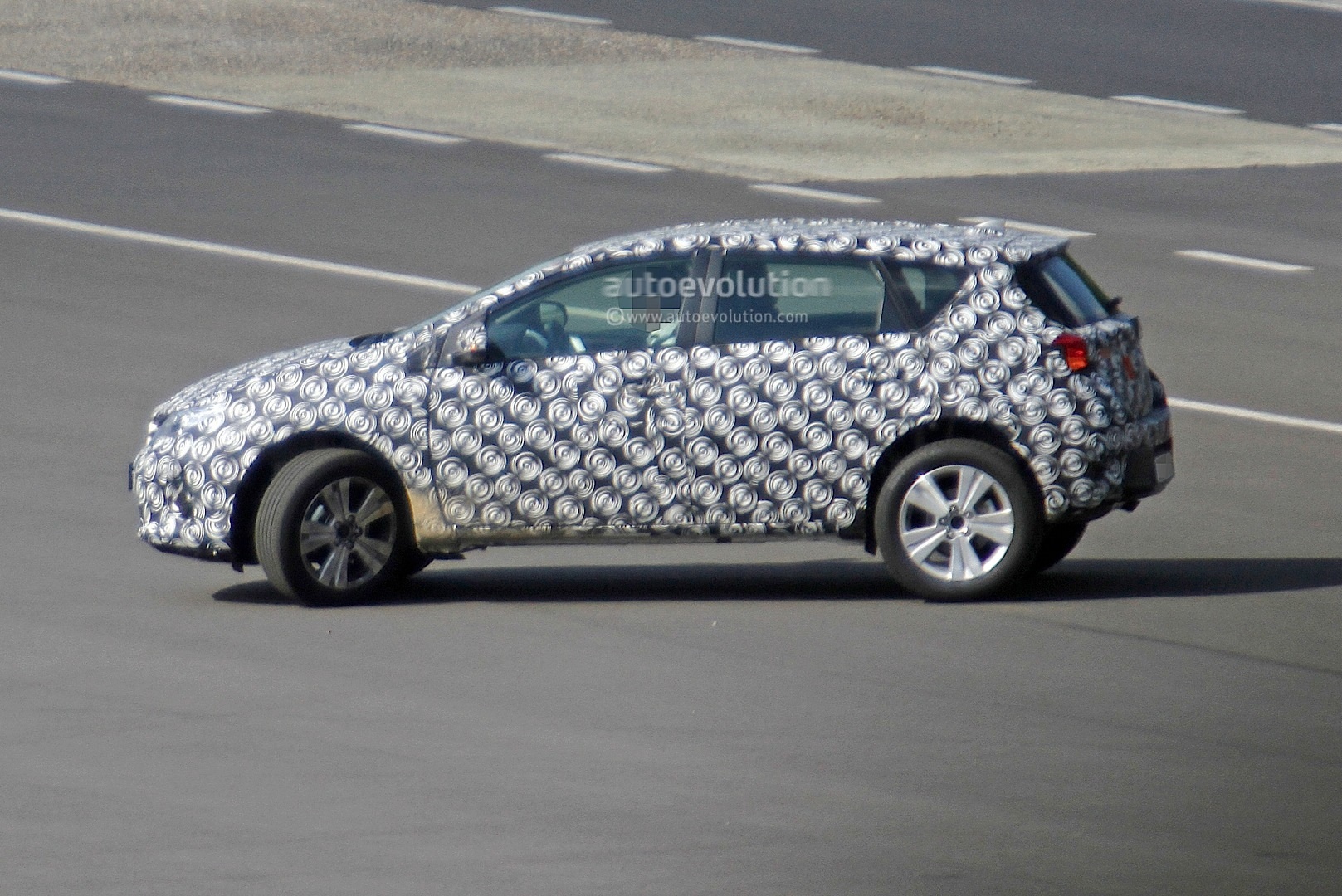 2021 - [Toyota] Corolla Cross Toyota-auris-cross-introduces-itself-in-first-spyshots-touring-sports-cross-might-follow_4