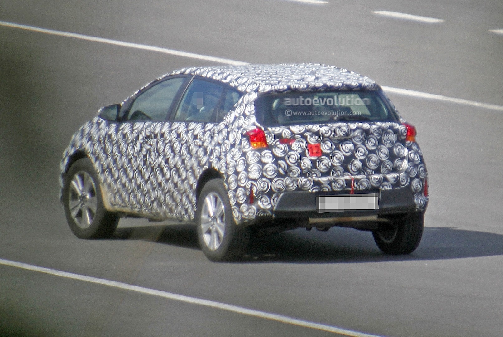 2021 - [Toyota] Corolla Cross Toyota-auris-cross-introduces-itself-in-first-spyshots-touring-sports-cross-might-follow_5