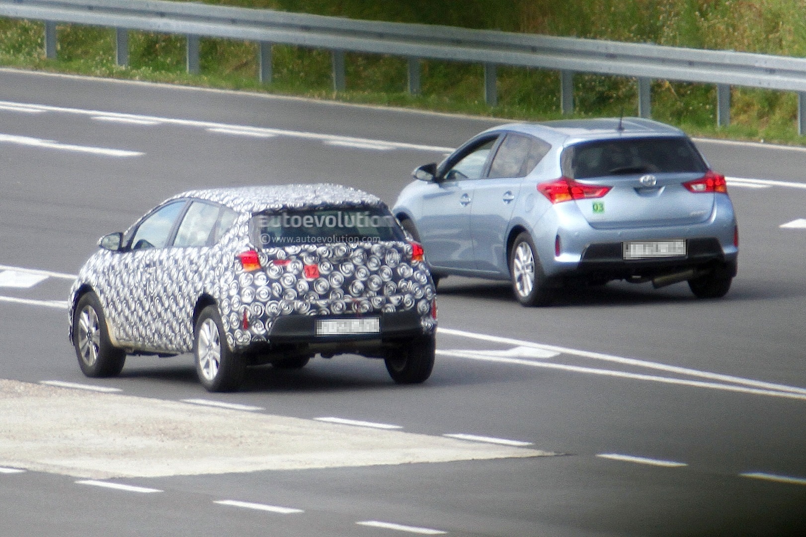 2021 - [Toyota] Corolla Cross Toyota-auris-cross-introduces-itself-in-first-spyshots-touring-sports-cross-might-follow_6