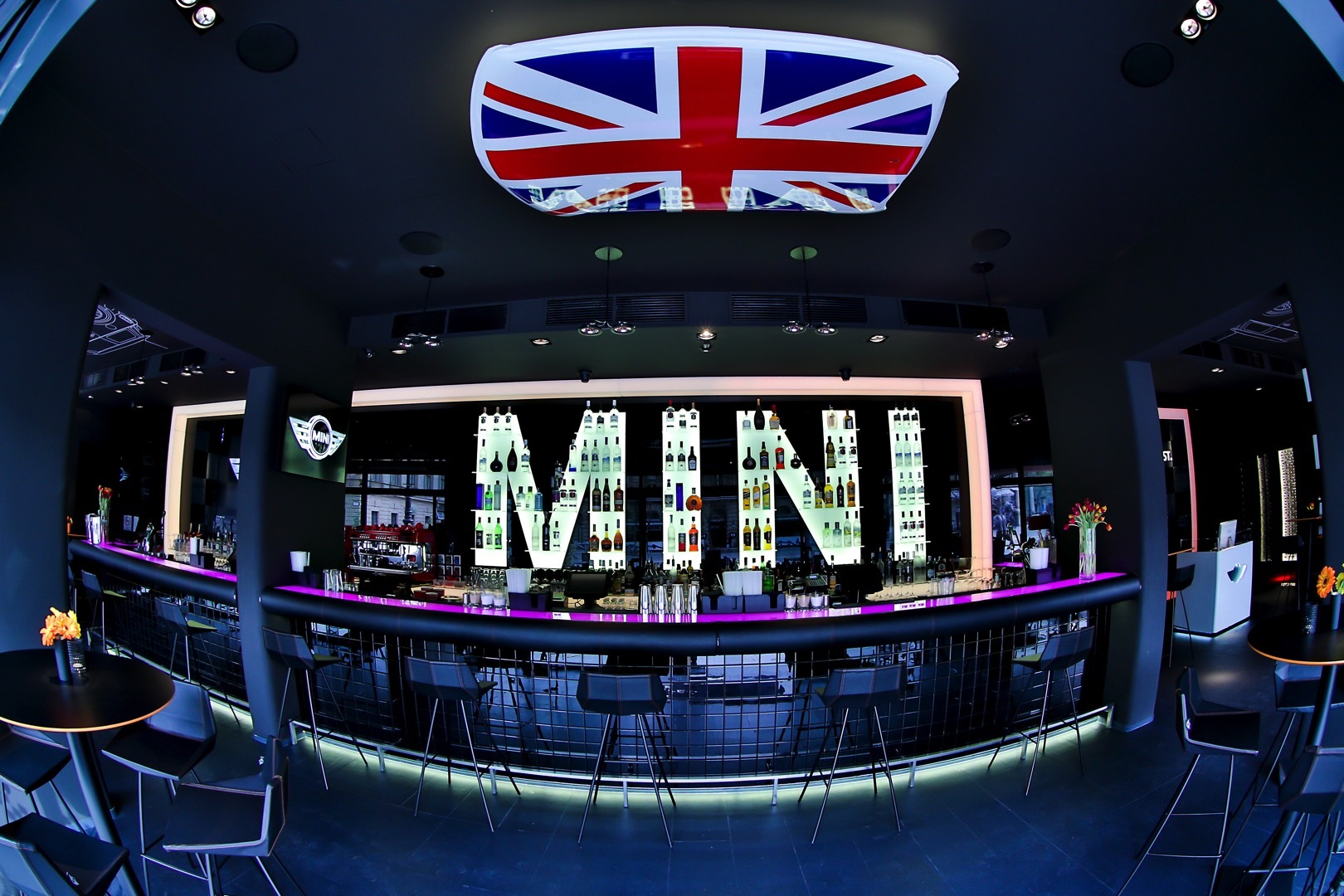 2013 - [Mini] Mini IV [F56] - Page 8 Worlds-first-mini-bar-opened-in-budapest-photo-gallery_33