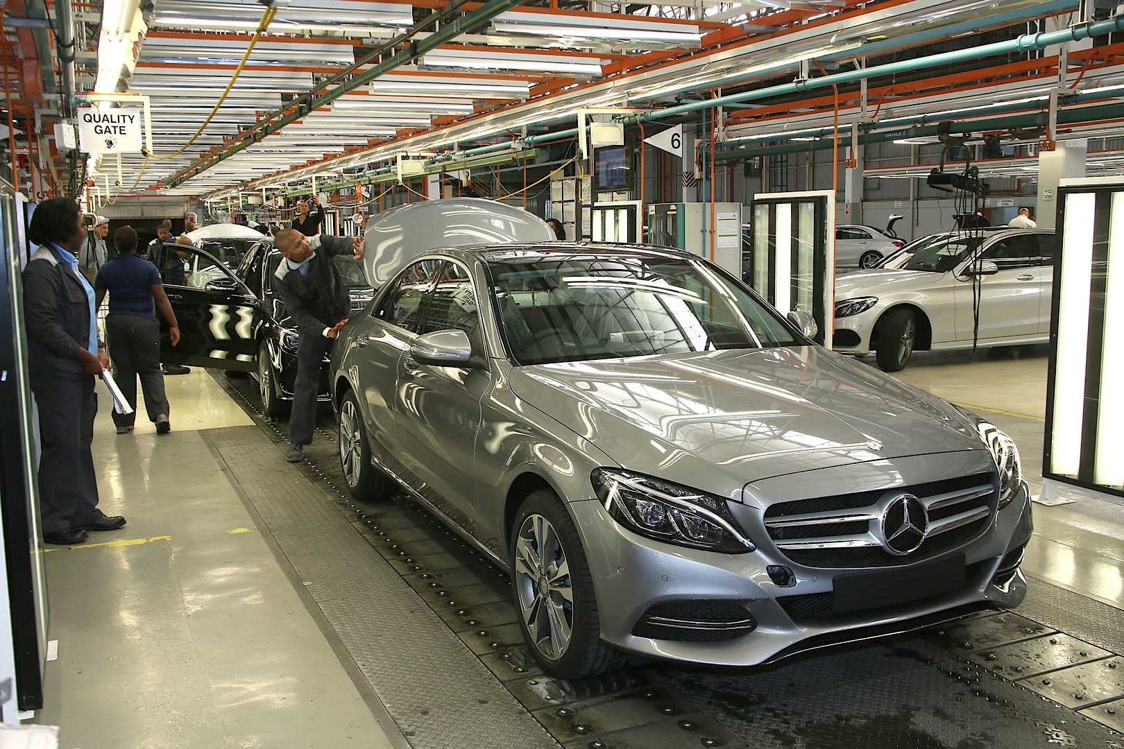 2014 - [Mercedes] Classe C [W205- S205] - Page 30 Mercedes-benz-c-class-w205-starts-production-in-south-africa-81334_1